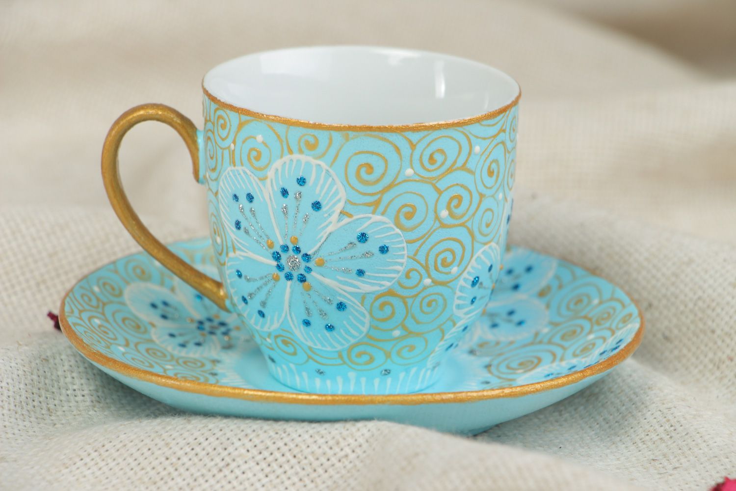Handgemachte blaue Keramik Tasse mit Untertasse aus Ton mit Bemalung und Lackierung foto 5
