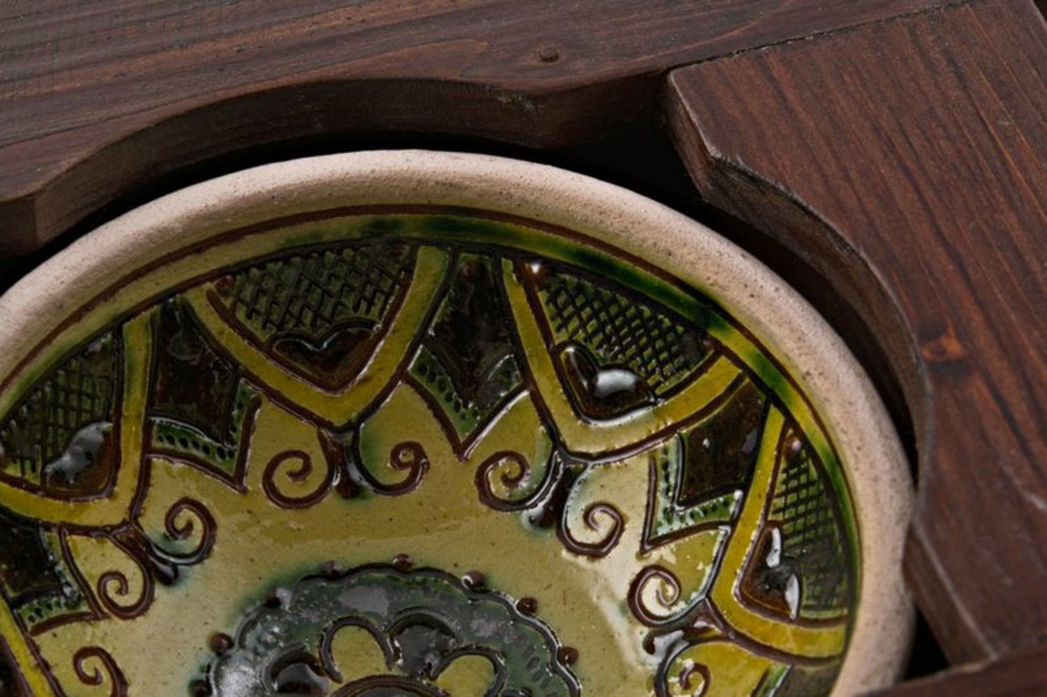Decorative shelf with plates photo 2