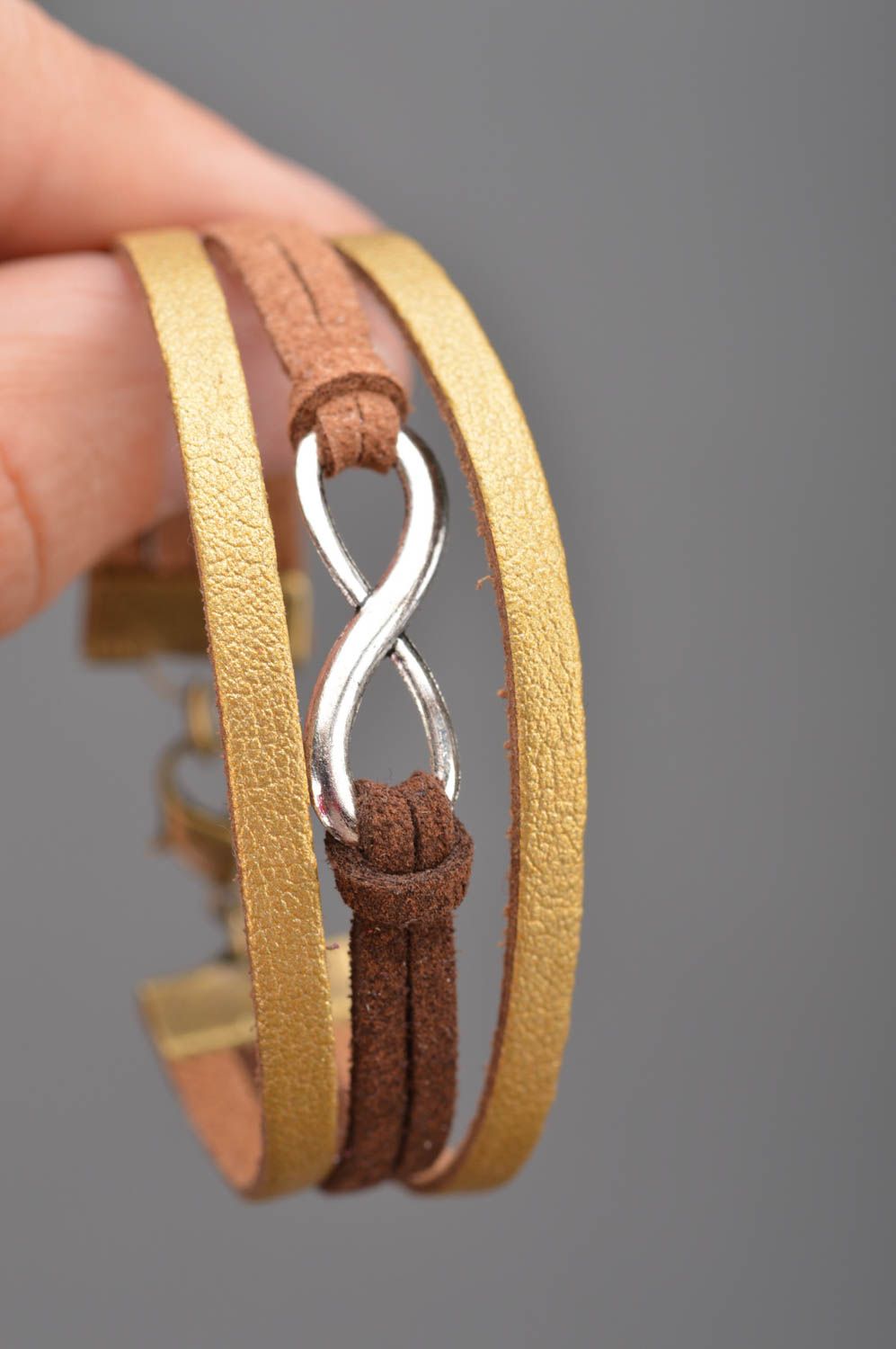 Bracelet en cuir naturel et daim fait main avec symbole de l'infini design photo 2