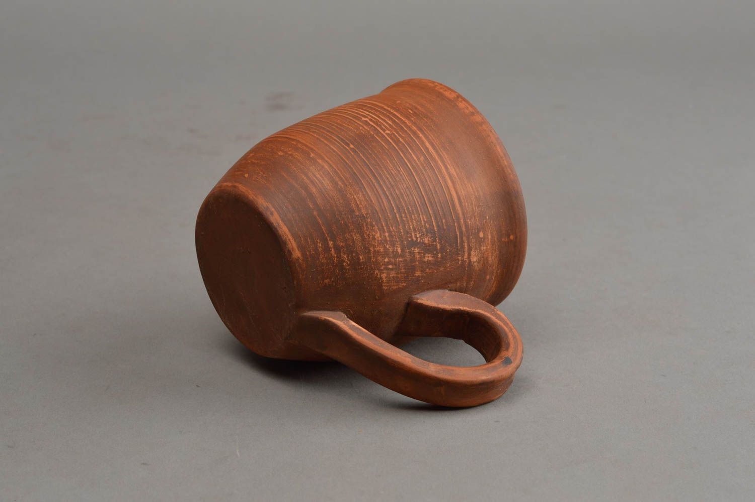 Керамическая чашка объемом 200 мл красивая коричневая лепная ручной работы фото 4
