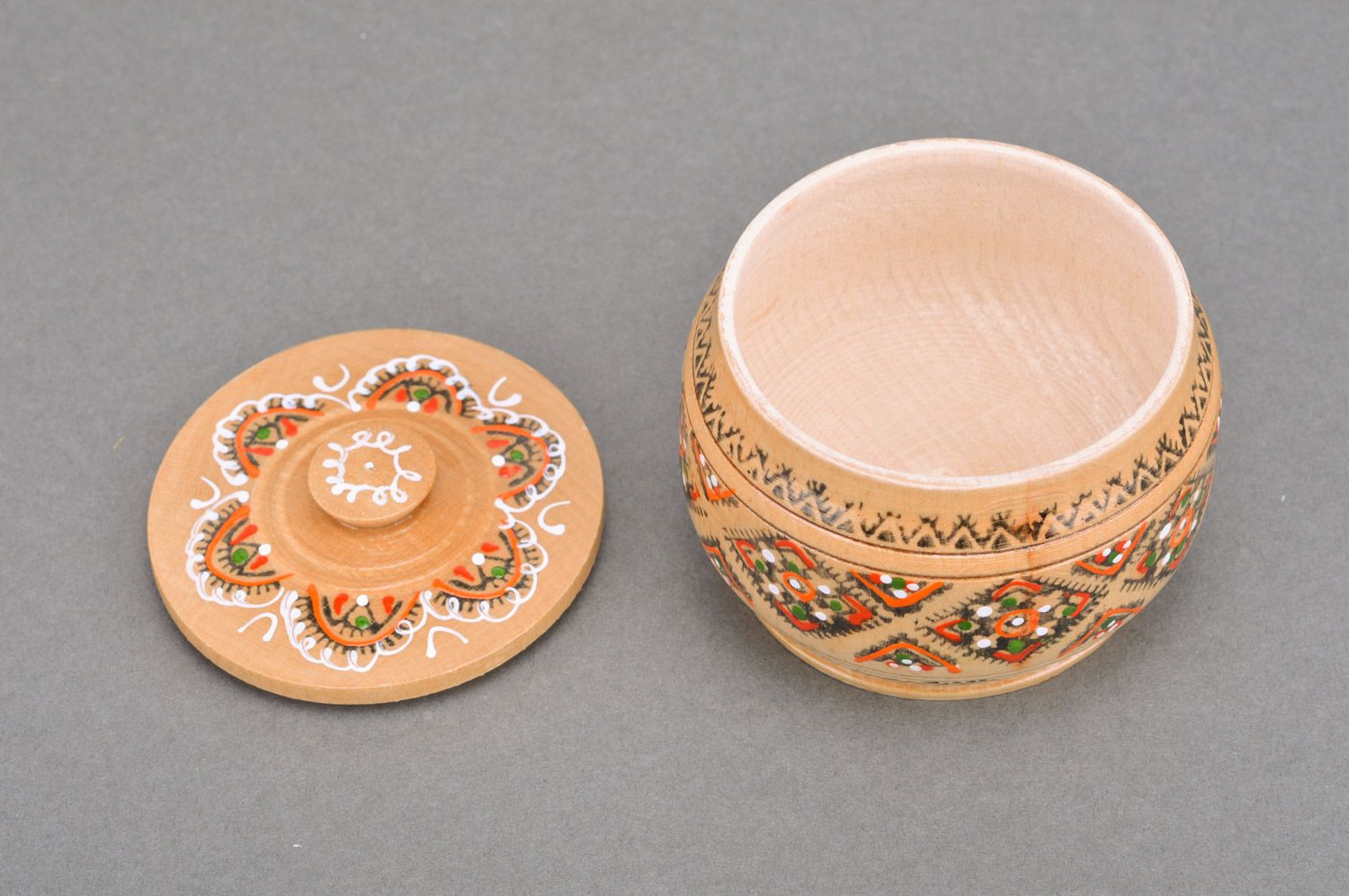 Handmade light round wooden jewelry box with painting in ethnic style photo 2