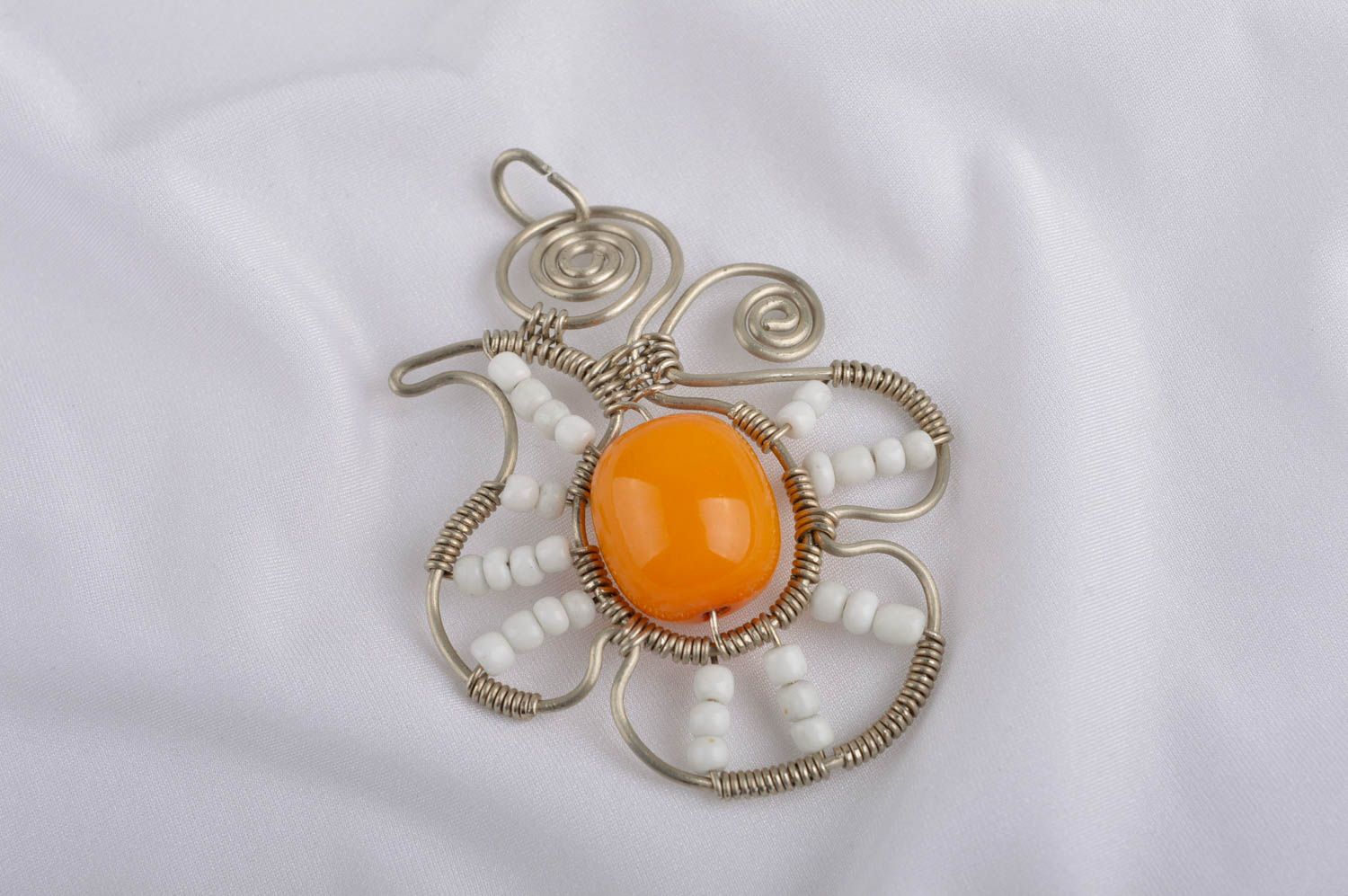 Pendentif ambre Bijou fait main de métal et perles de rocaille Accessoire femme photo 1