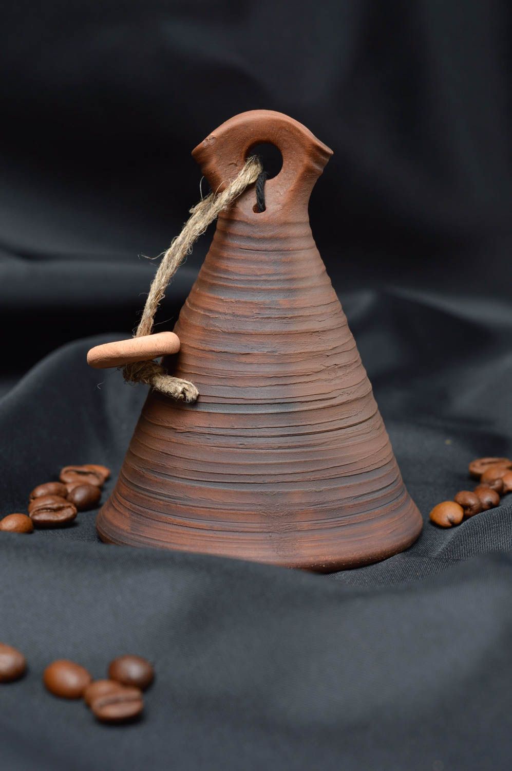 Керамический колокольчик ручной работы из красной глины на шнурке коричневый фото 1