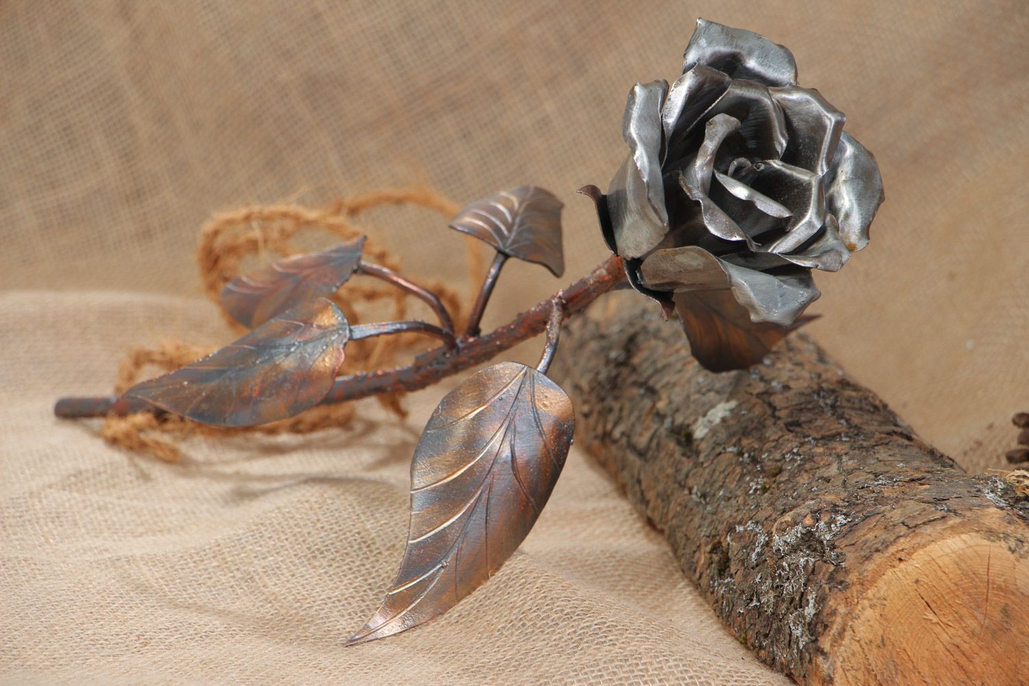 Кованый цветок из железа в виде серебристой розы ручная работа фото 1