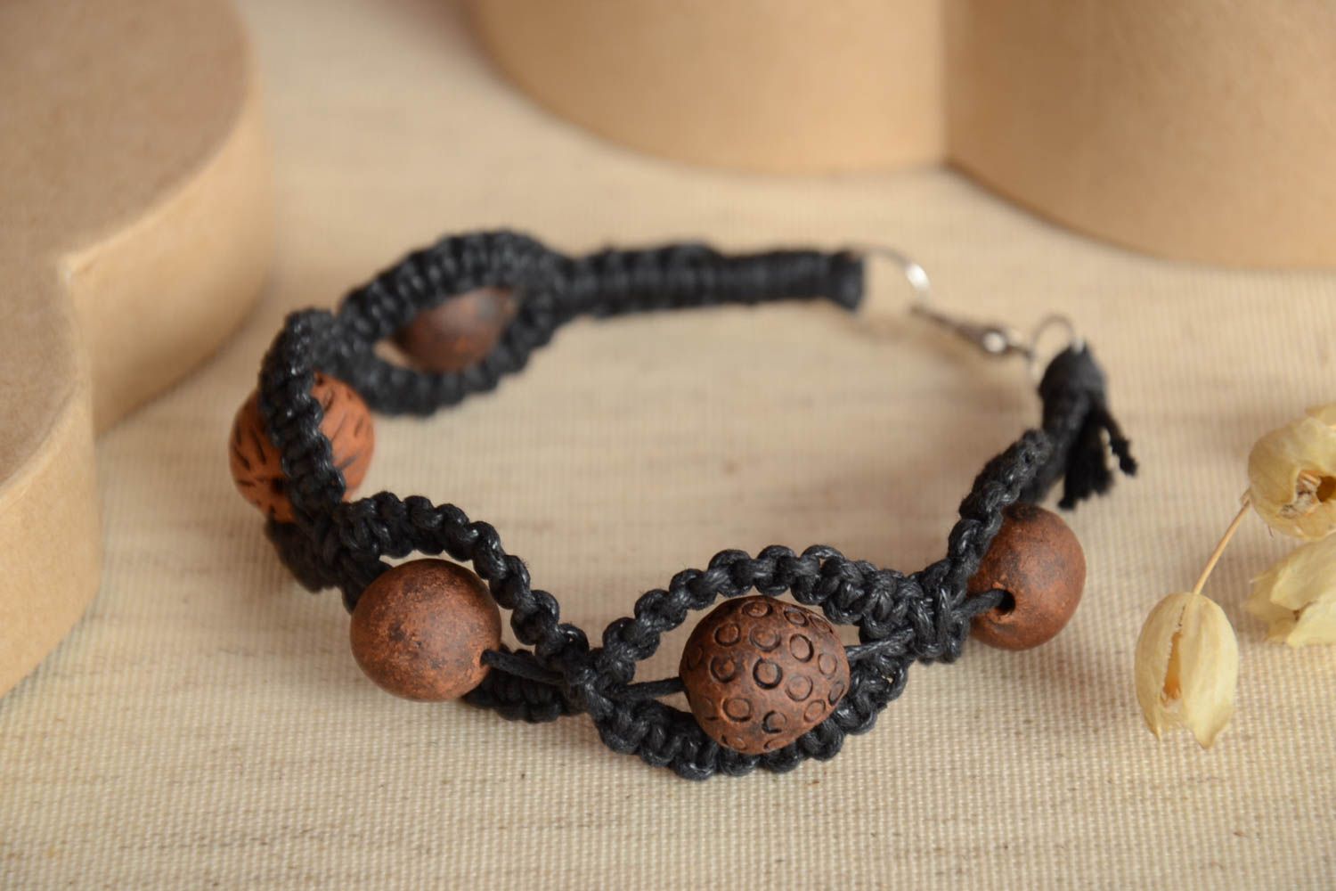 Красивый плетеный браслет из вощеного шнура черный с глиняными бусинами хендмейд фото 2