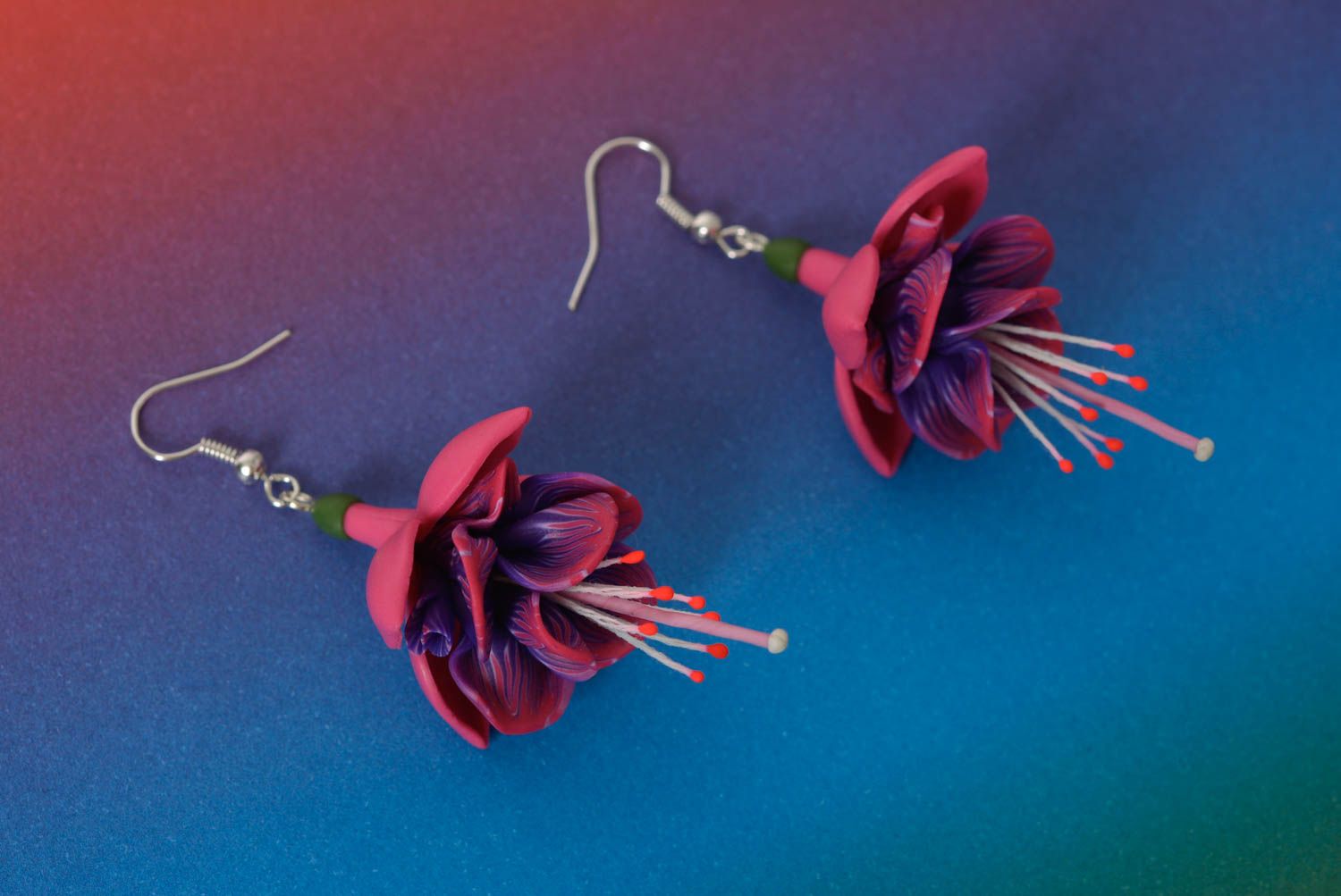 Schöne originelle handgemachte Ohrringe aus Polymerton mit rosafarbigen Blumen foto 1