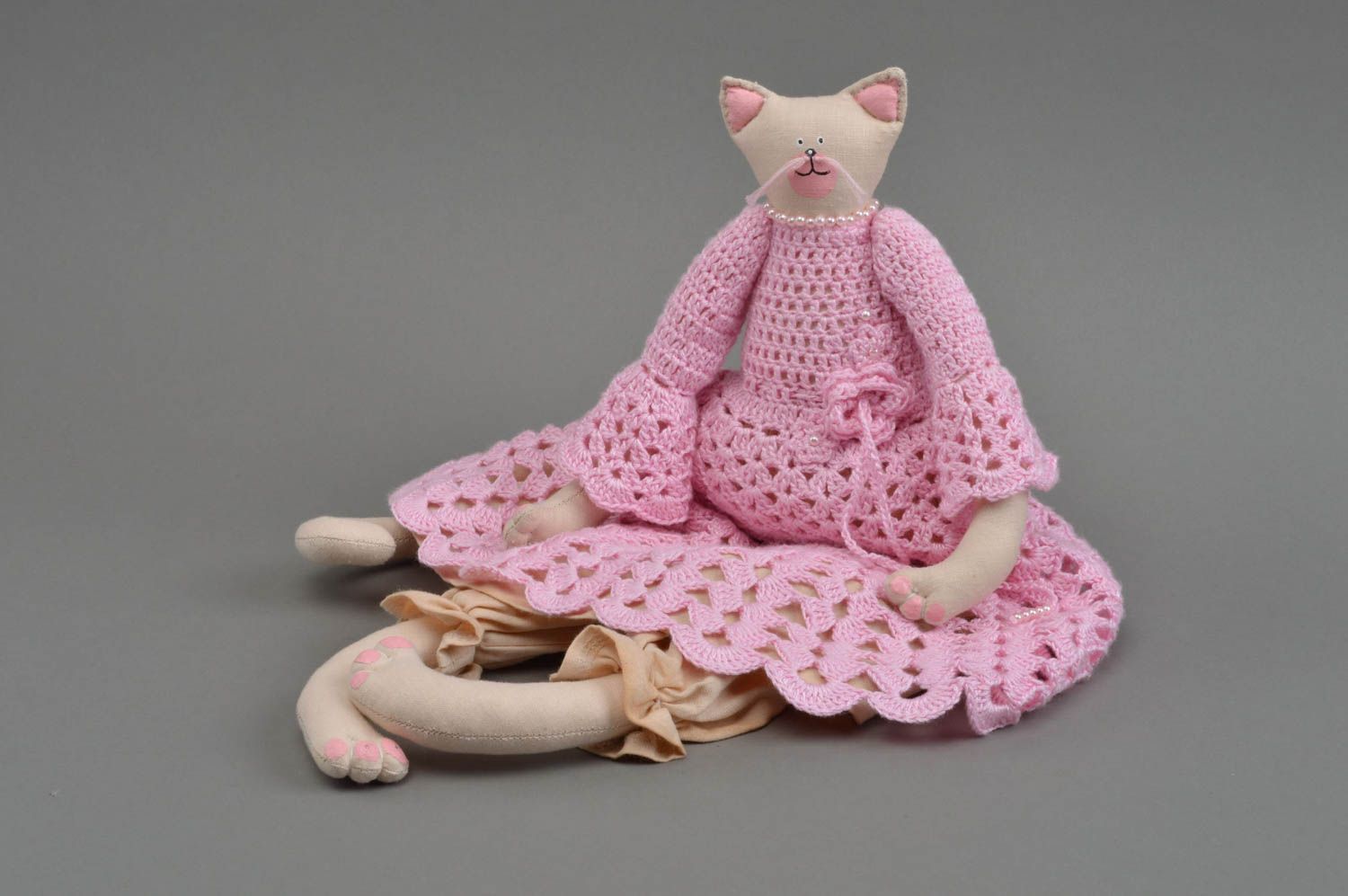 Мягкая игрушка кошка из ткани ручной работы красивая в платье детская авторская фото 3
