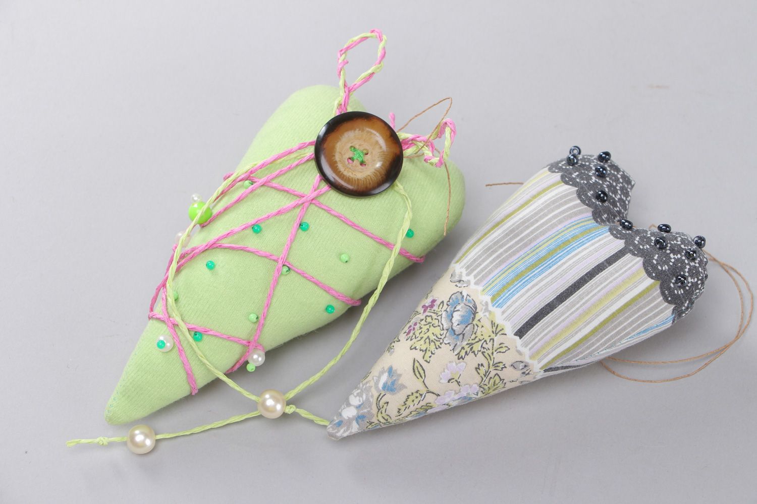 Dekoratives handmade Textil Anhänger Set Herzen mit Knöpfen und Glasperlen 2 Stück foto 1