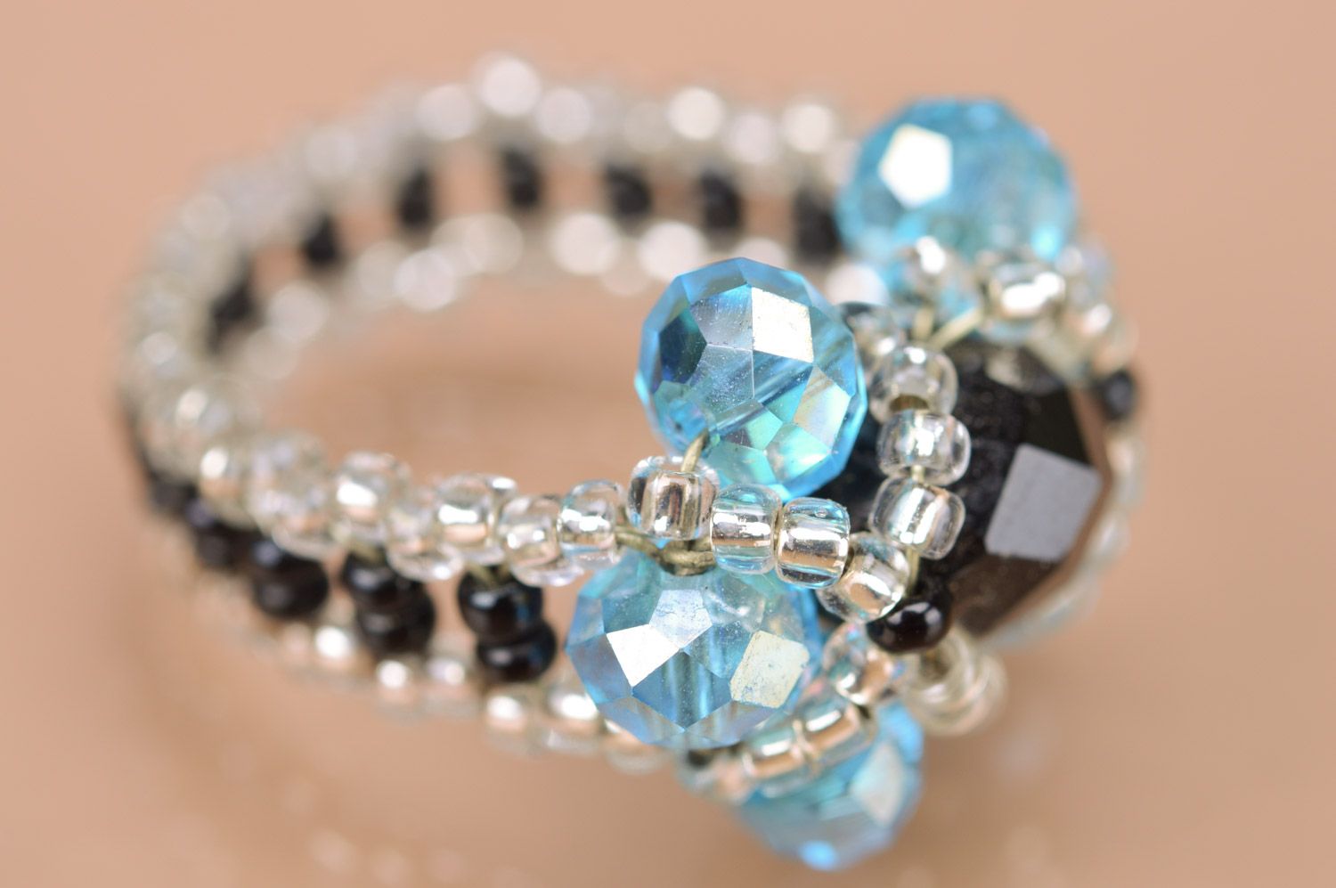 Бисерное кольцо ручной работы голубое с черной бусиной красивое элегантное фото 4