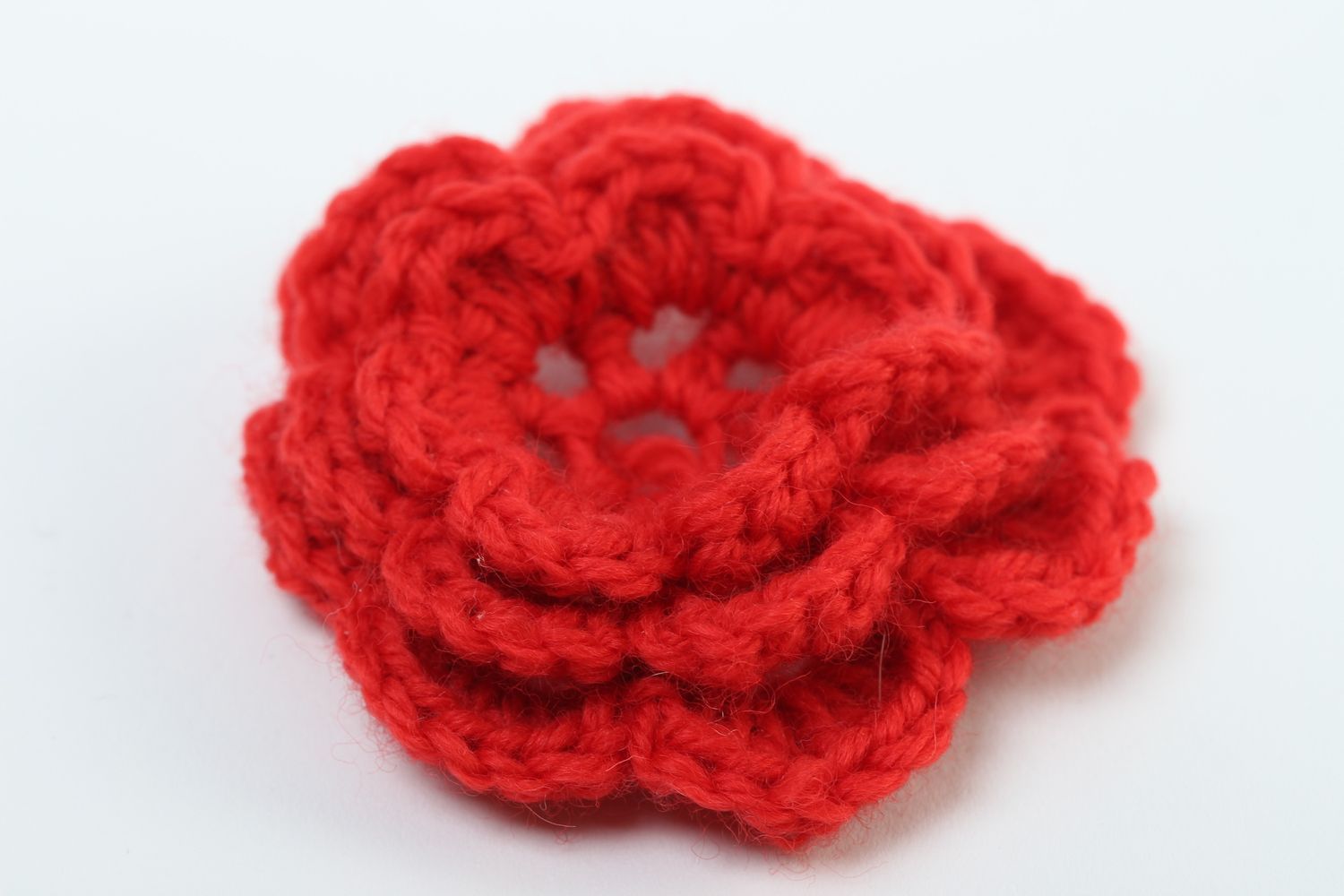 Fleur en tricot faite main Fourniture bijoux rouge au crochet Création broche photo 3
