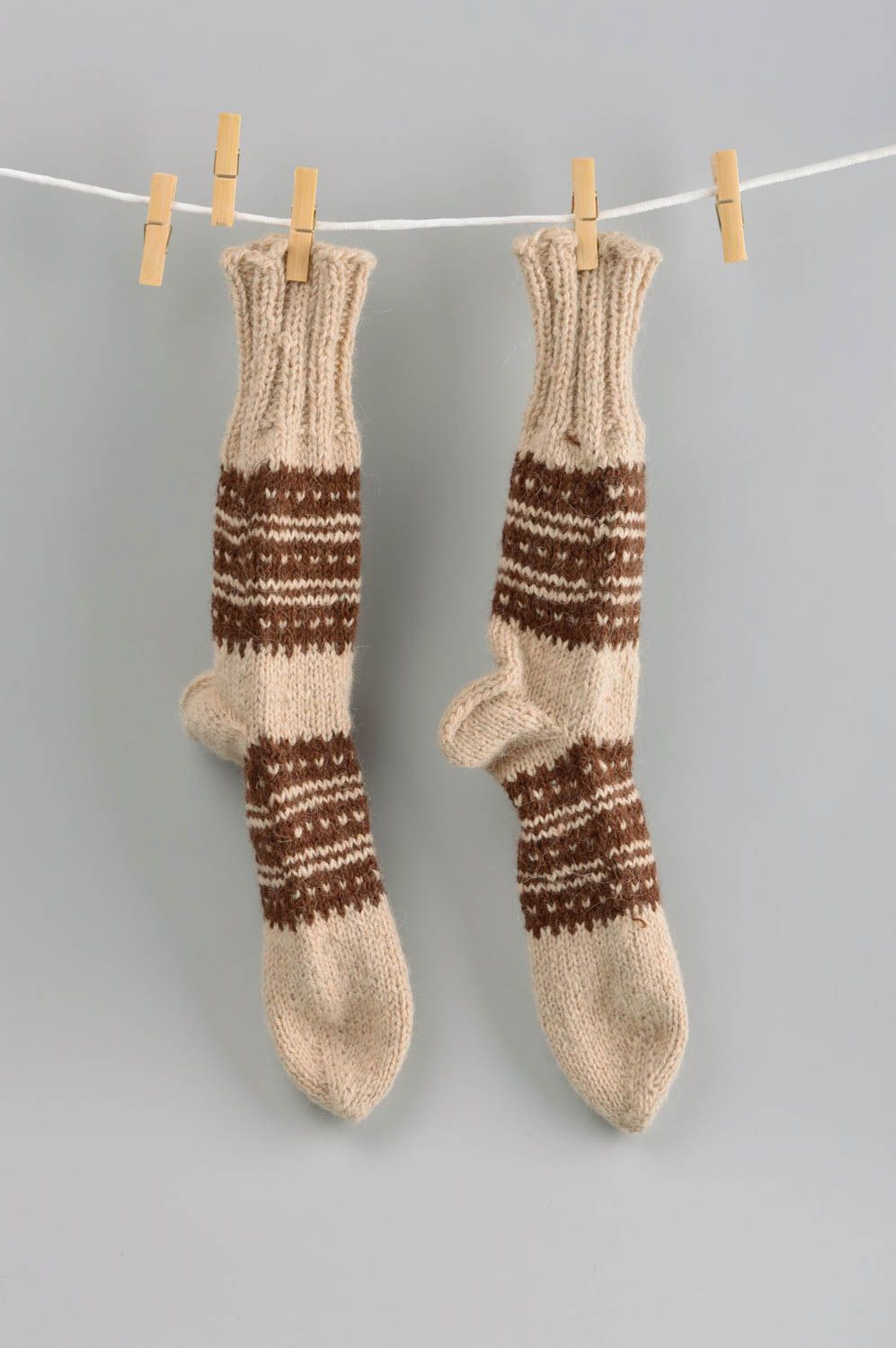 Носки ручной работы зимний аксессуар бежевый с коричневым шерстяные носки фото 1