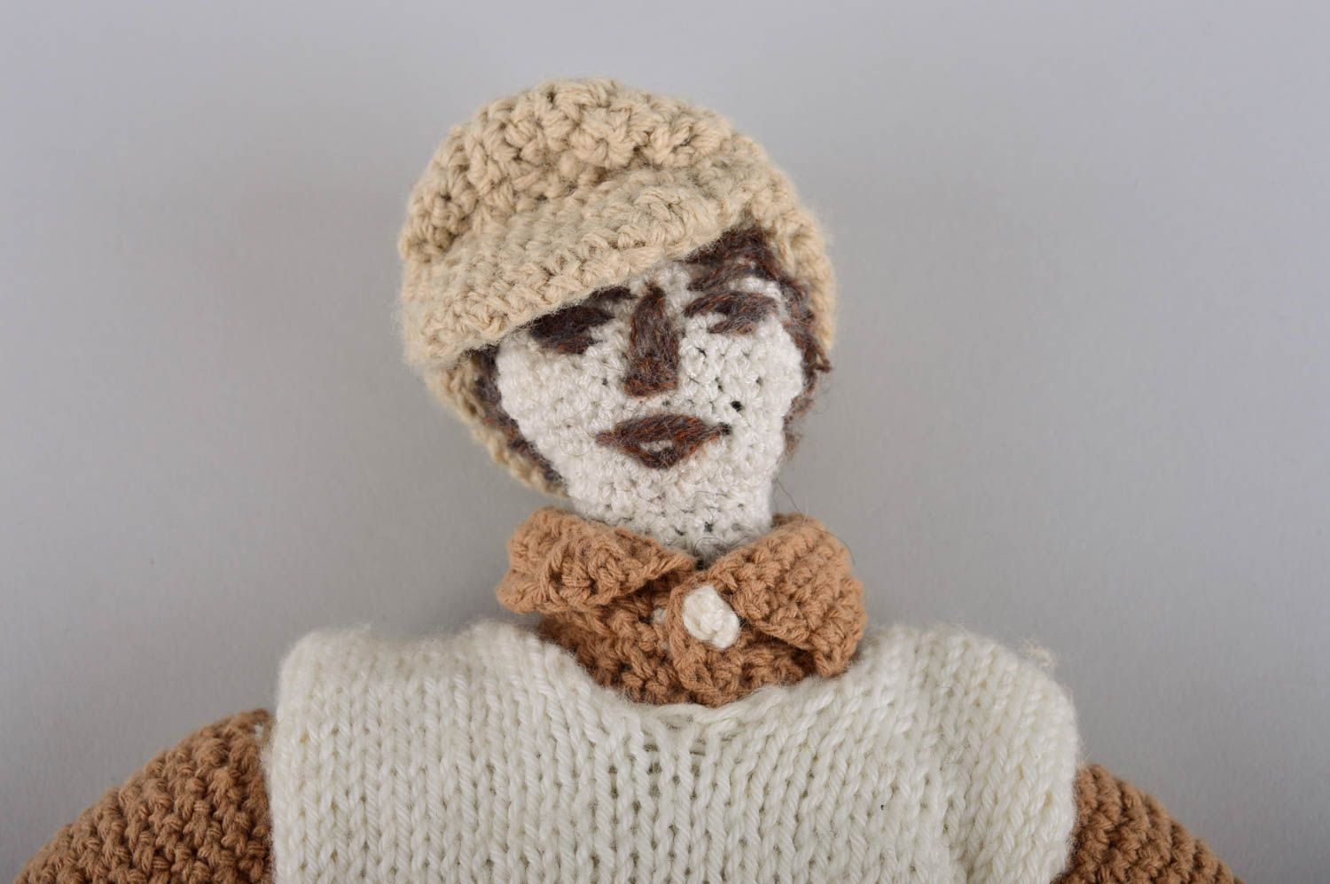 Мягкая игрушка кукла ручной работы кукла крючком интерьерная Парень в свитере фото 3