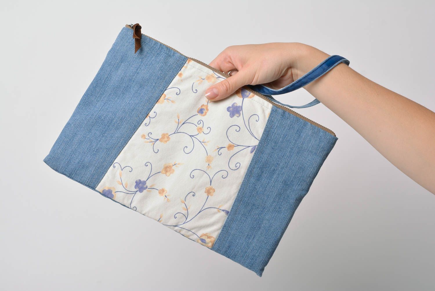 Blaue handgemachte Clutch Tasche aus Stoff für Frauen mit Blumen schön foto 5