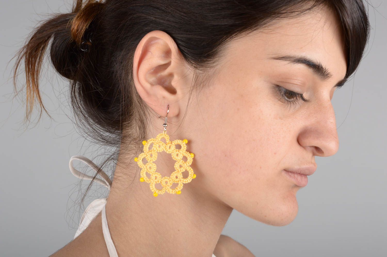 Boucles d'oreilles pendantes Bijou fait main ajourées jaunes rondes Cadeau femme photo 5