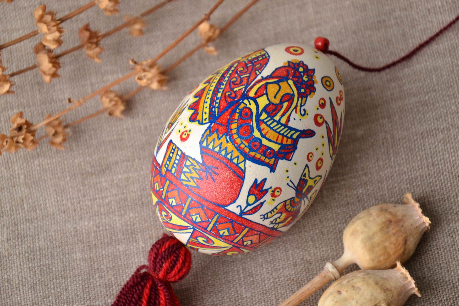 Oeuf décoratif de Pâques peint multicolore ethnique à accrocher fait à la main photo 1