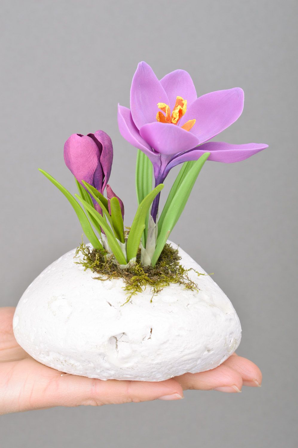 Синереневый цветок крокус из полимерной глины ручной работы для декора интерьера фото 3
