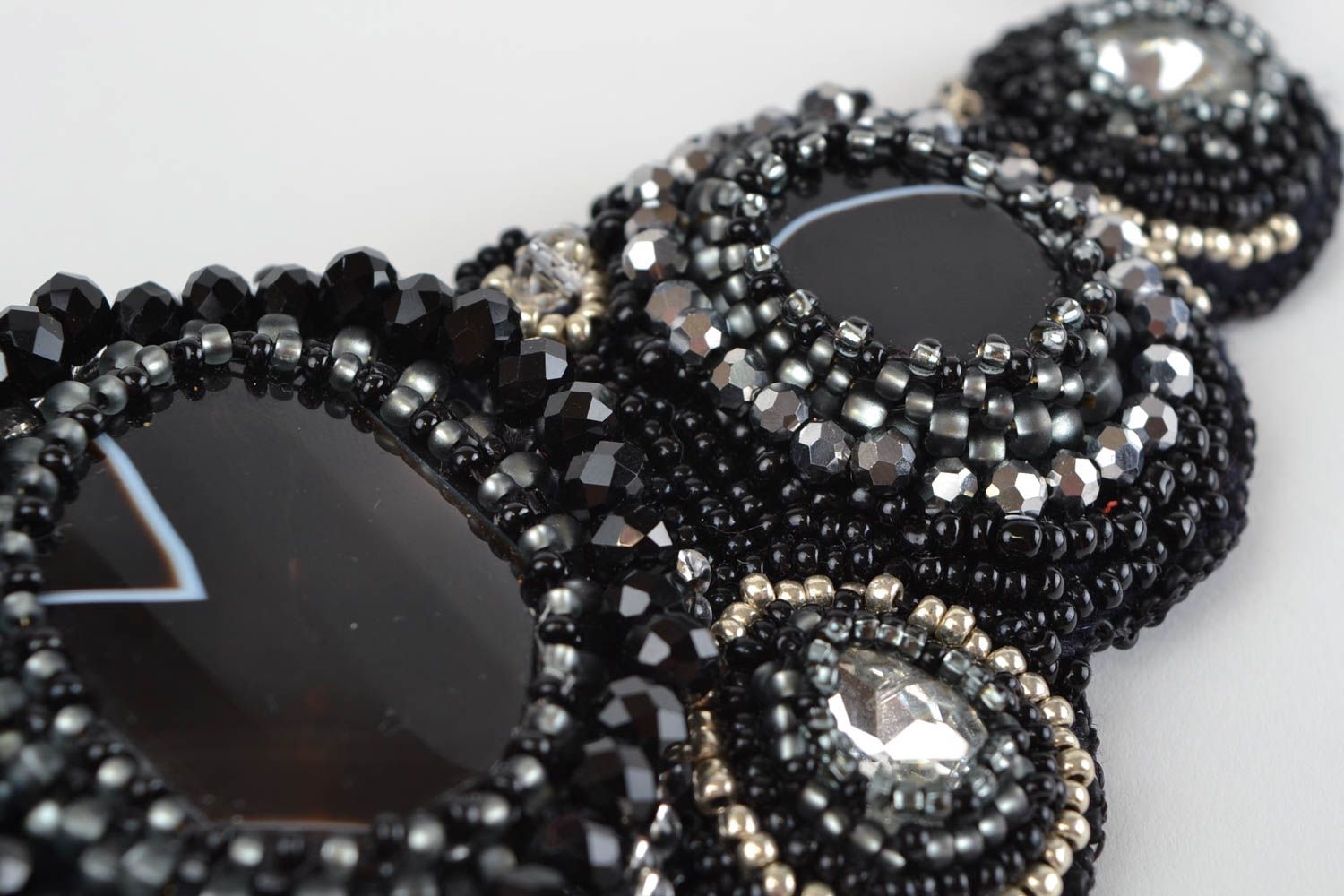 Collier en perles de rocaille et pierres naturelles noir fait main volumineux photo 3