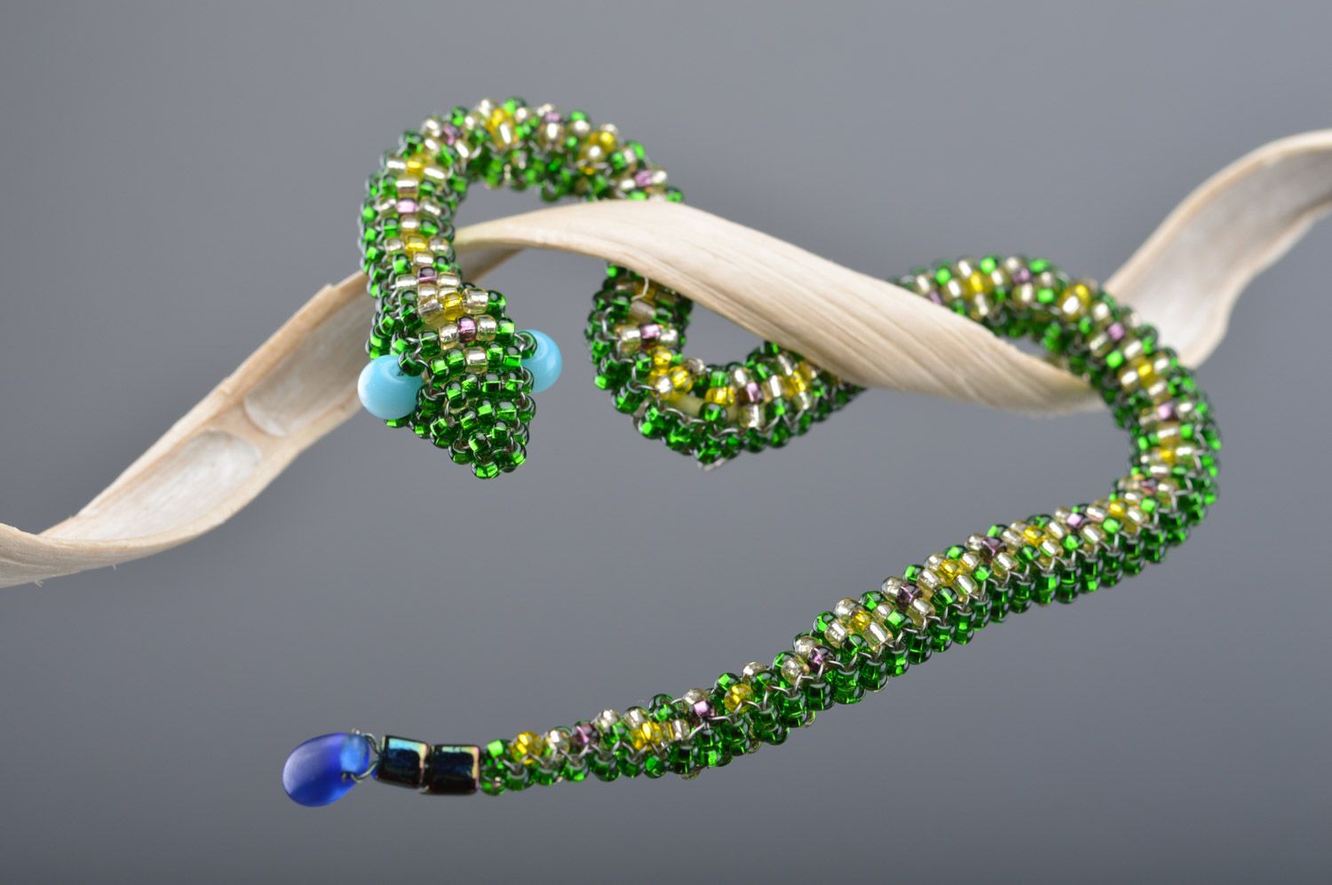 Broche de abalorios y sedal original serpiente verde trenzado adorno hecho a mano foto 2