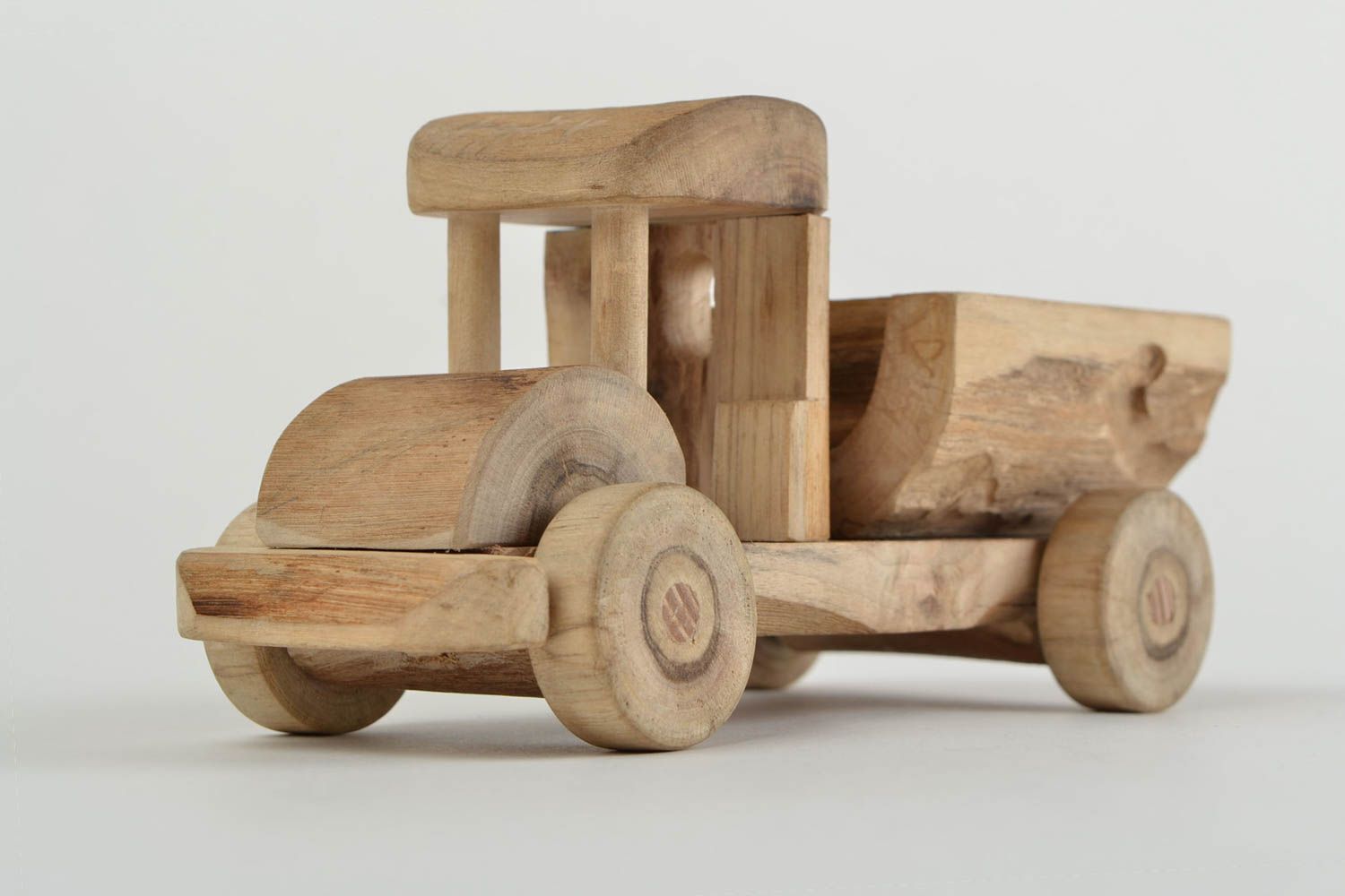 Деревянная машинка для ребенка экологически чистая игрушка ручной работы фото 1
