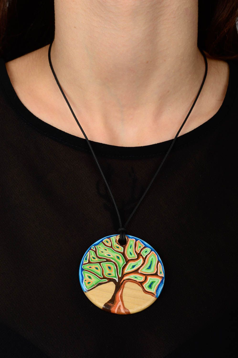 Украшение на шею кулон ручной работы авторский аксессуар из дерева с росписью фото 2
