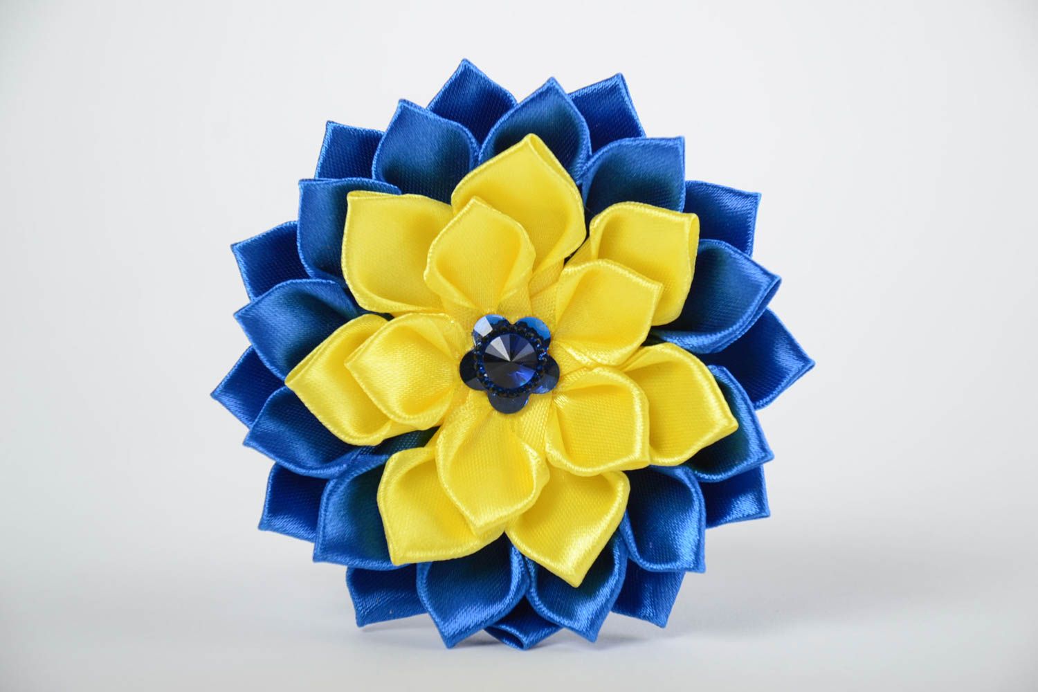 Заколка для волос с цветком из атласных лент сине-желтая пышная детские хэндмэйд фото 2