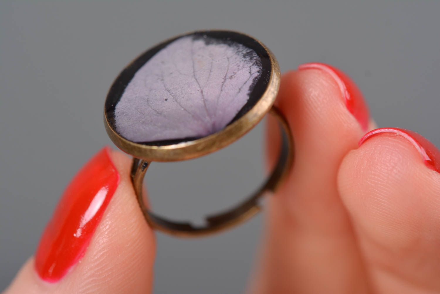 Кольцо ручной работы кольцо из эпоксидной смолы модное кольцо белый листик фото 4