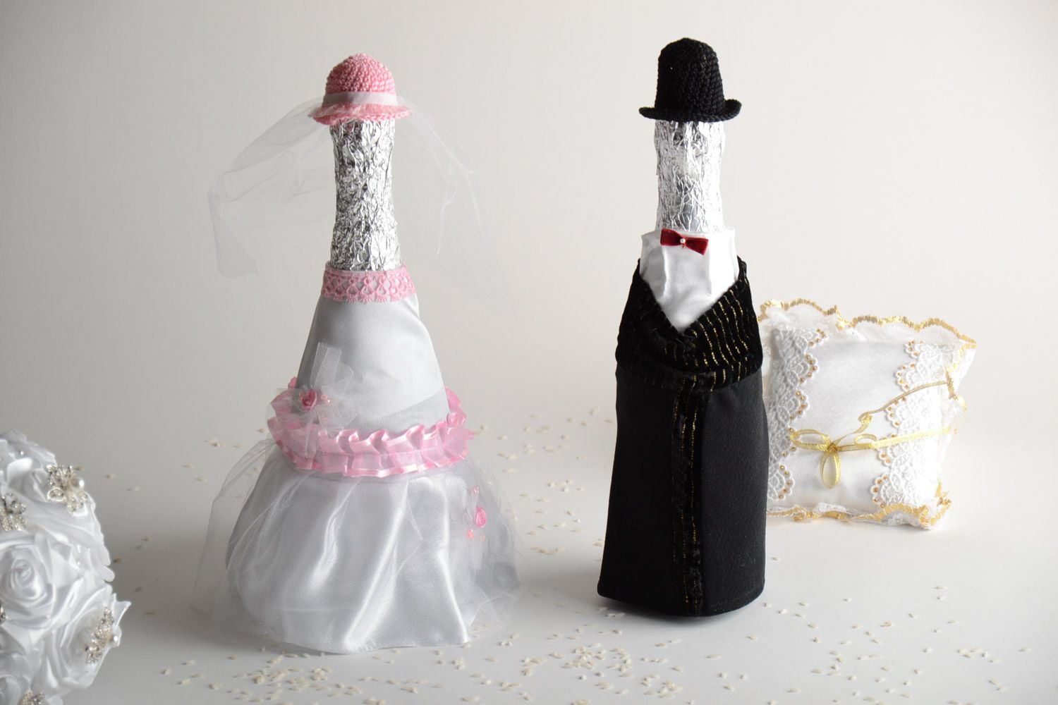 Декор для свадебных бутылок в виде костюма жениха и невесты набор ручной работы фото 1