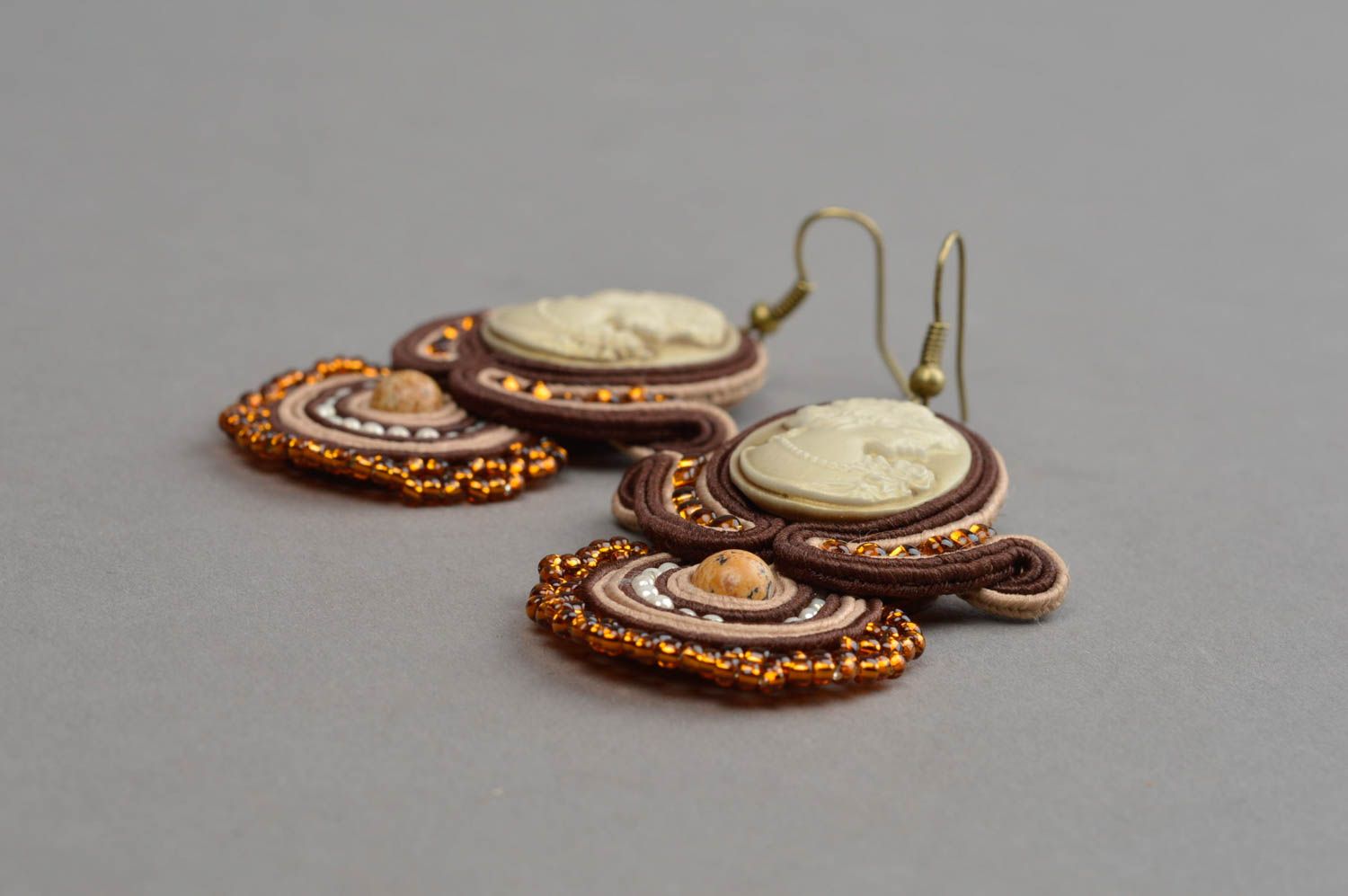Braune feine originelle stilvolle handgemachte Ohrringe mit Anhängern Soutache foto 3