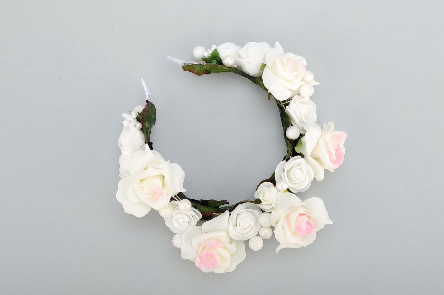Ободок с искусственными белыми розами фото 3