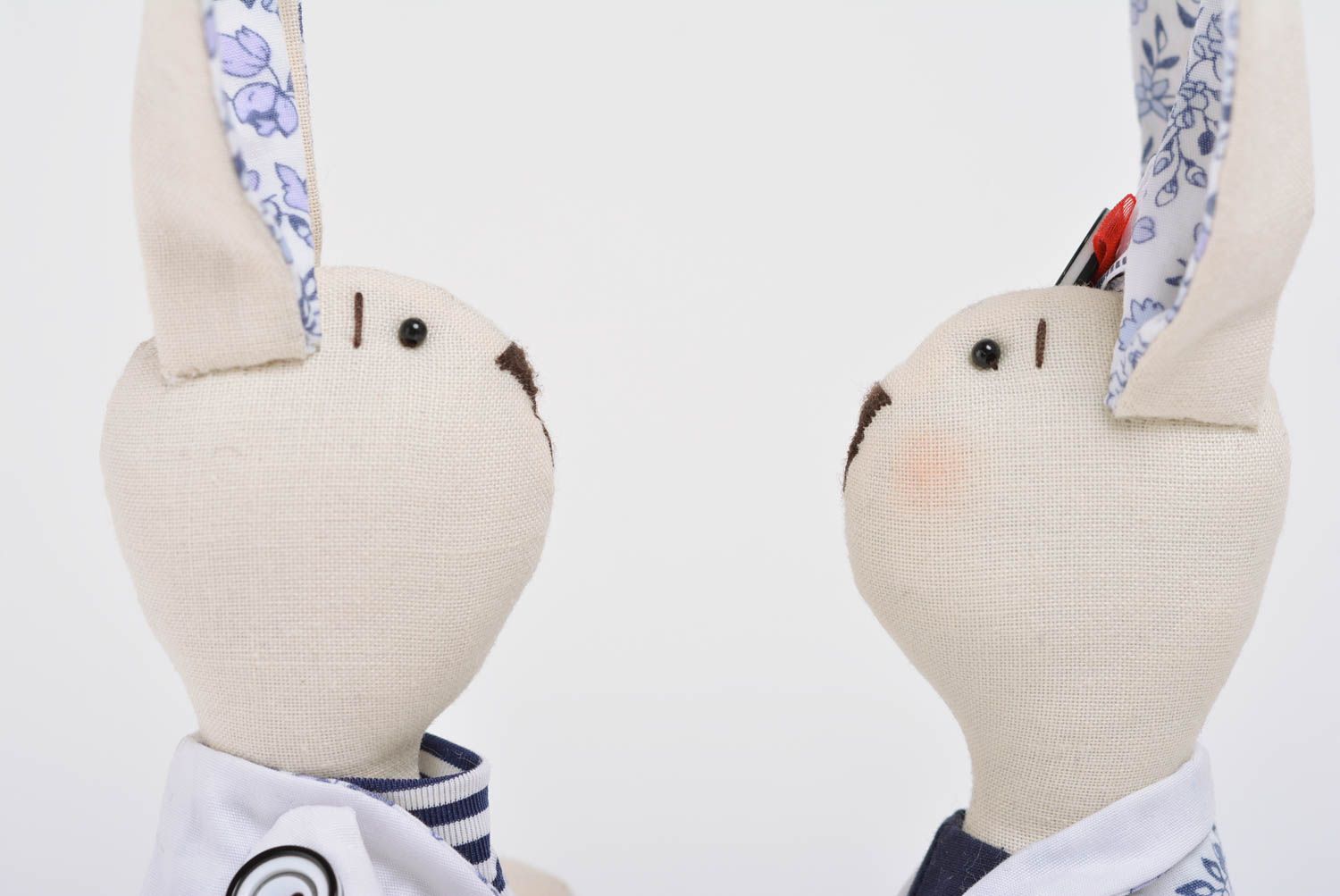 Deux poupées en tissu faites main originales décoratives Hase et Lièvre marins photo 4