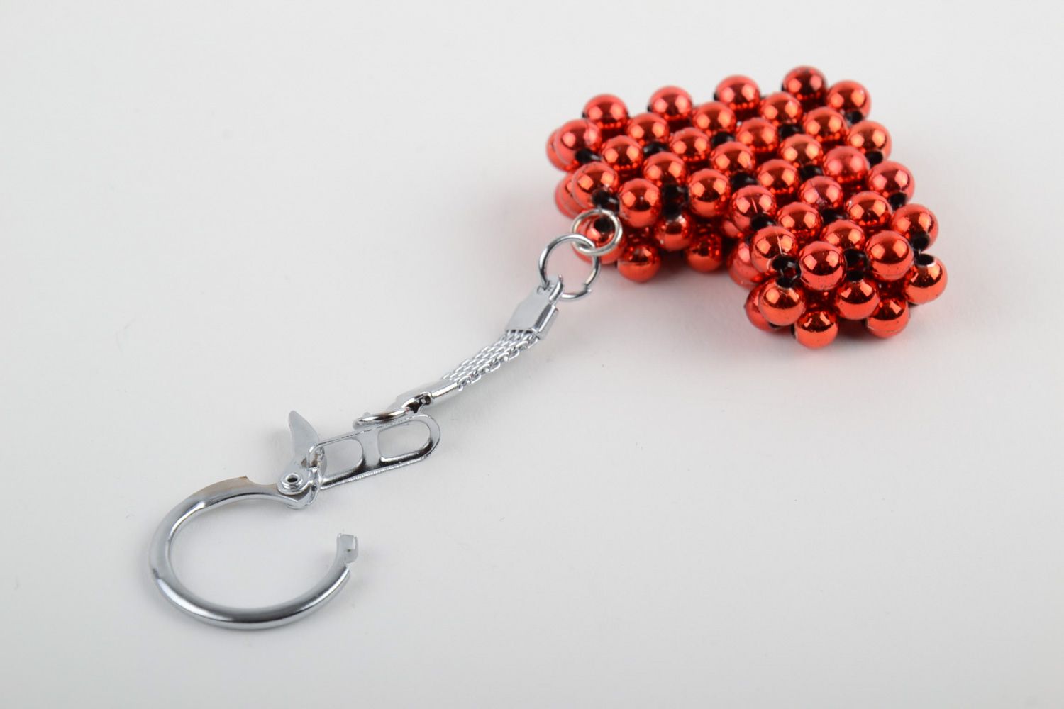 Брелок для ключей в виде сердца красный из бусин для девушек  фото 3