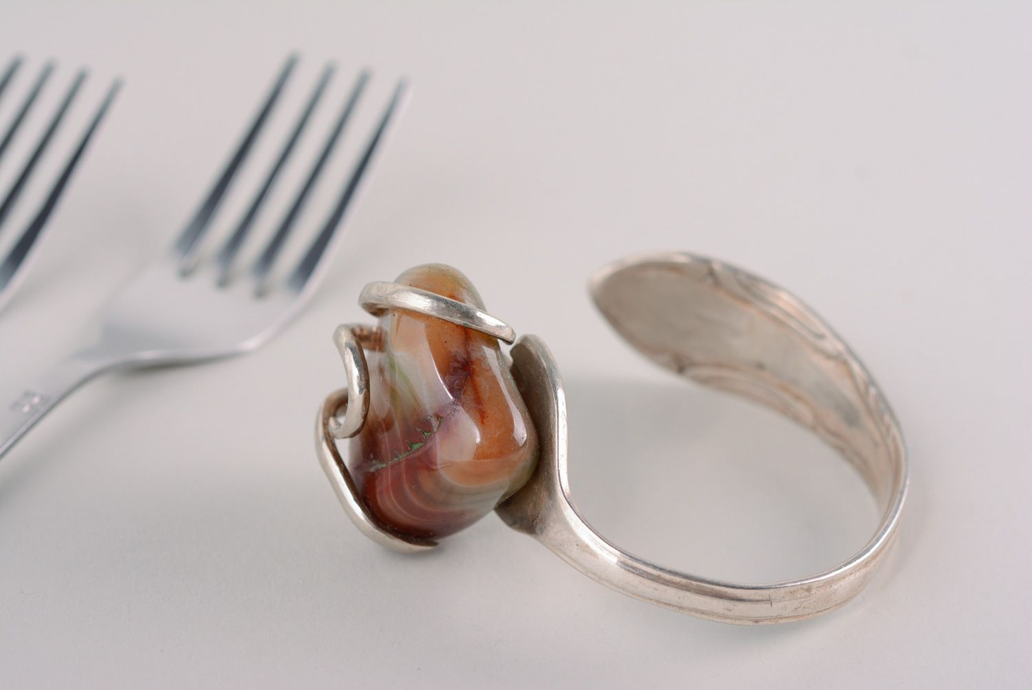 Handgemachtes Metall Armband mit Naturstein aus Gabel foto 1