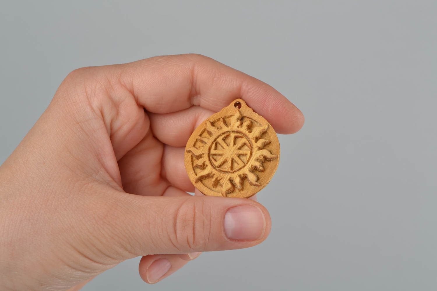 Pendentif en bois fait main original rond amulette de style ethnique Soleil photo 2