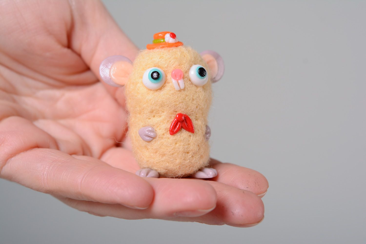 Миниатюрная валяная игрушка из шерсти и полимерной глины мышь фото 5
