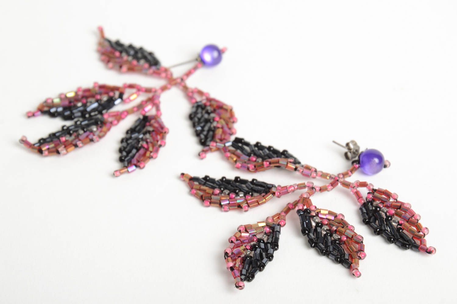 Серьги ручной работы серьги из бисера необычные серьги розовые листья с ягодой фото 4
