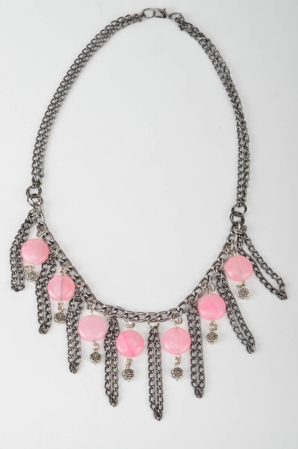Collier avec chaînettes perles plates roses et breloques fait main pour femme photo 2