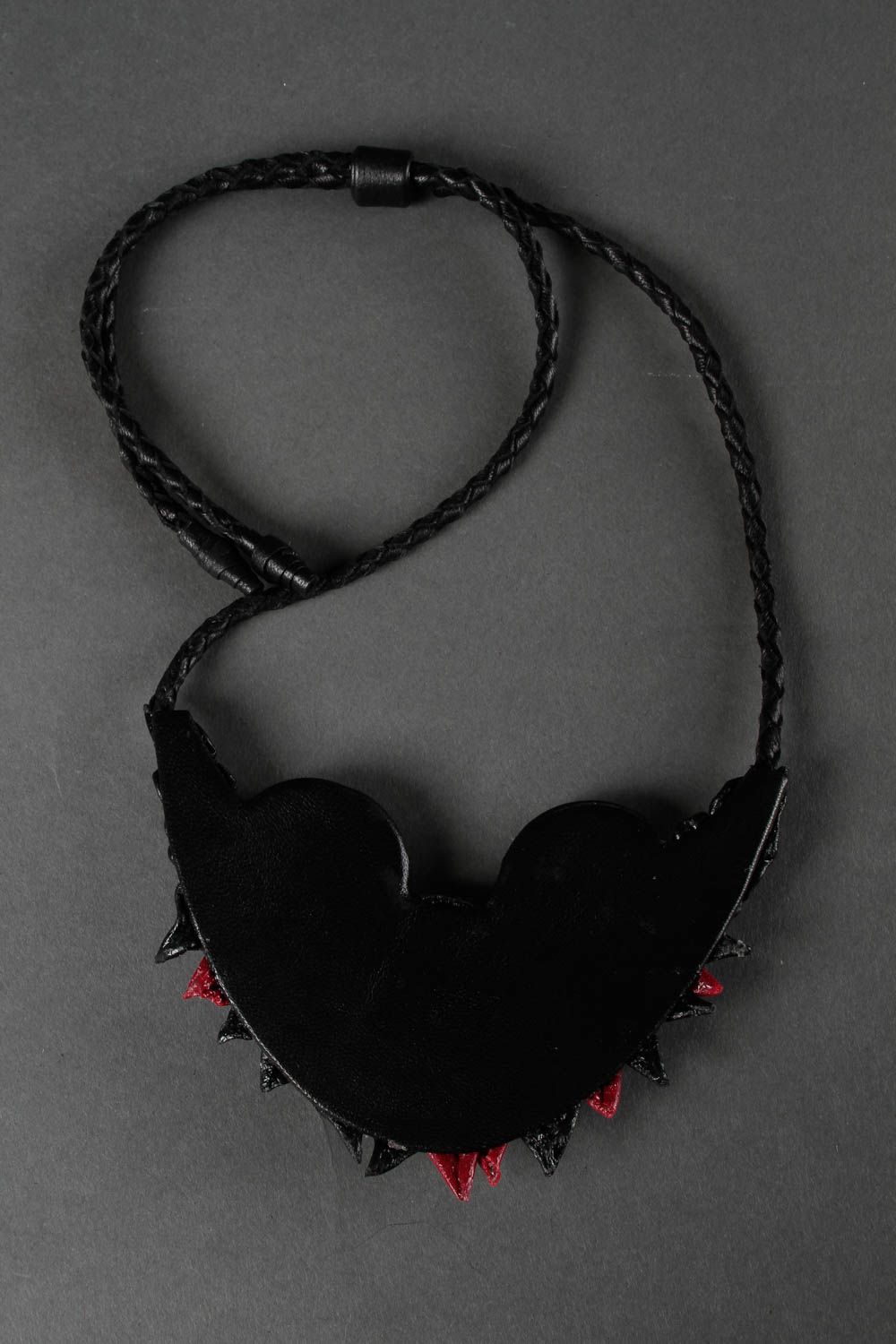 Collier cuir design Bijou fait main en corne rouge Accessoire pour femme photo 5