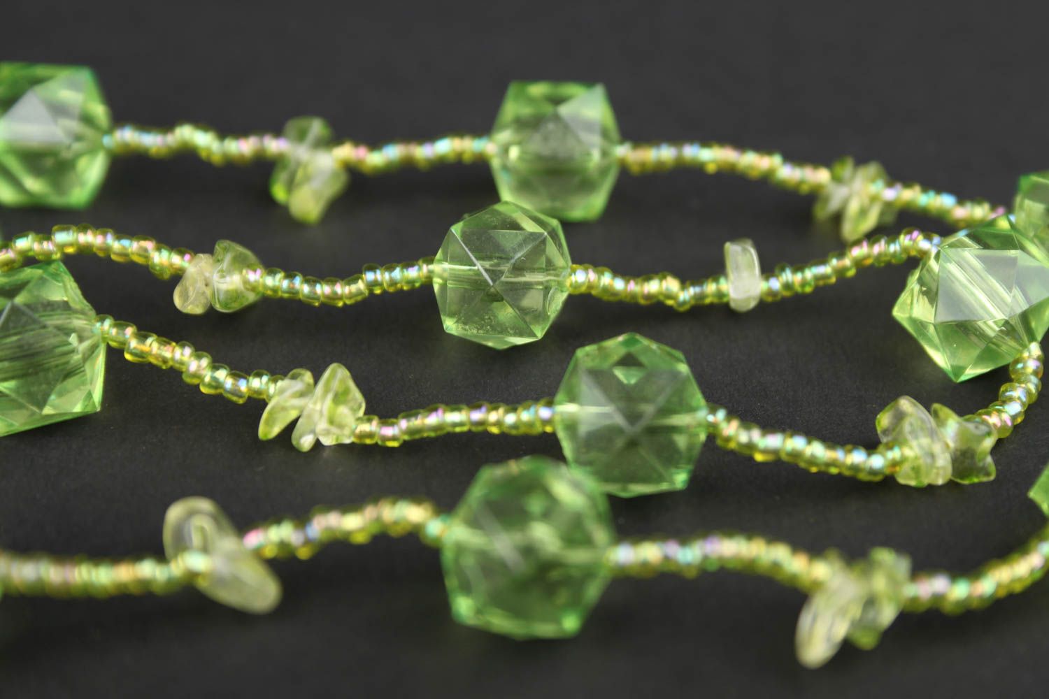 Колье из бисера украшение ручной работы зеленое тонкое ожерелье из бисера фото 4