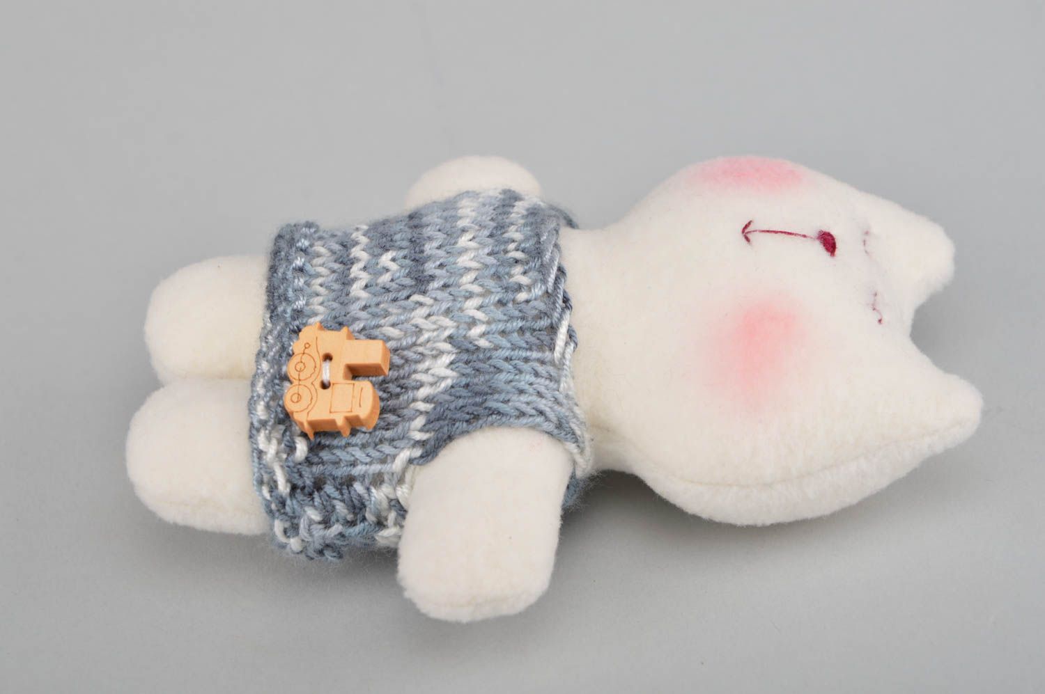 Флисовая игрушка в виде котика в серой вязаной кофте маленькая ручной работы фото 4