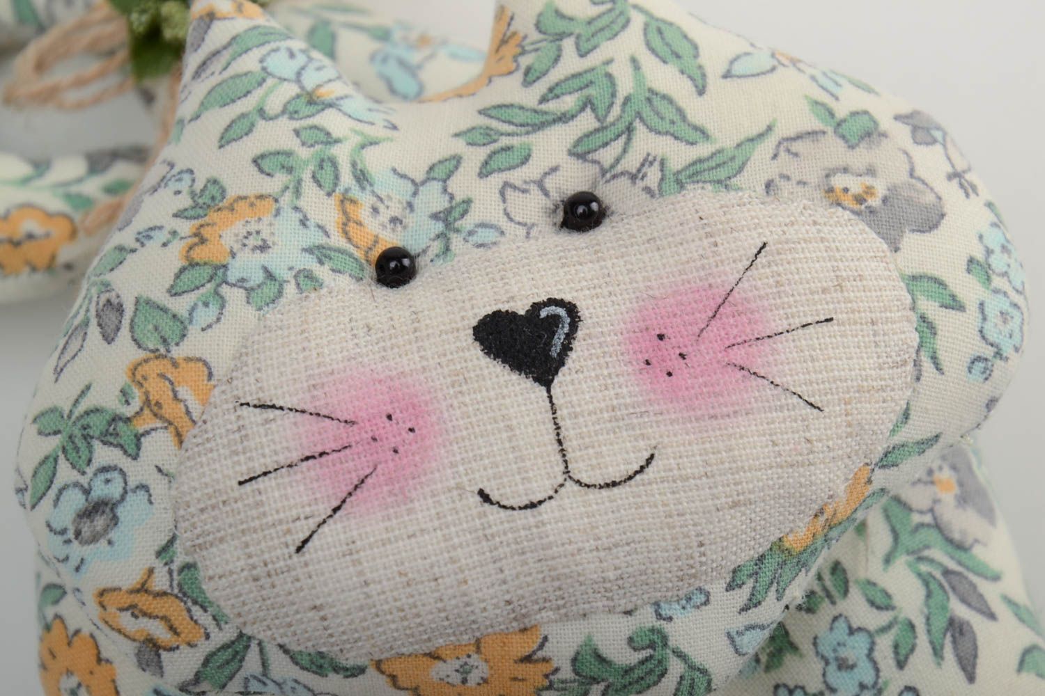 Textil handmade Stofftier Katze aus Baumwolle für Türgriff im Kinderzimmer foto 3