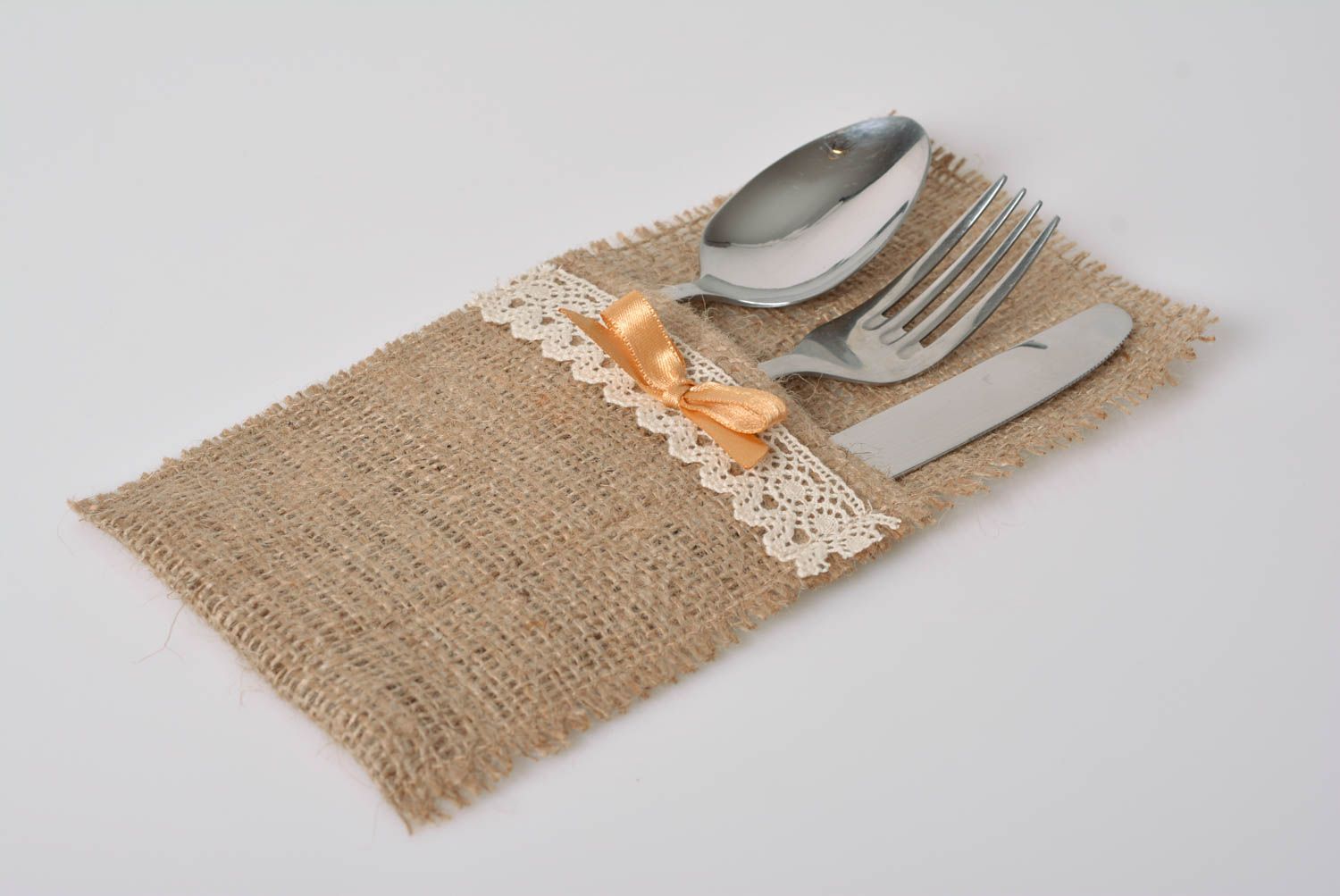 Bolsillo para cubiertos hecho a mano de arpillera con encaje decoración de mesa foto 1