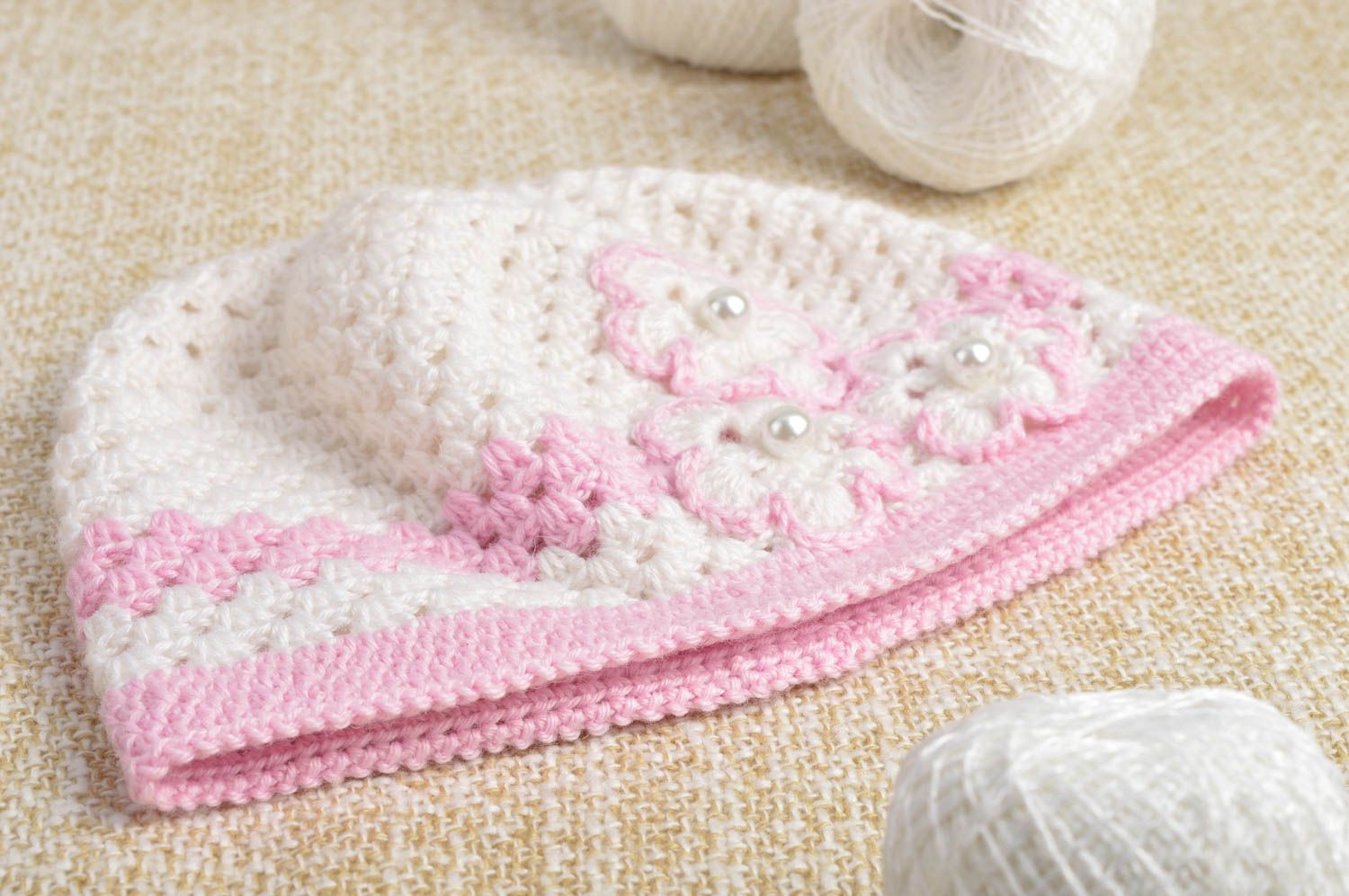 Bonnet tricot fait main Chapeau au crochet blanc rose fleurs Vêtement fille photo 1