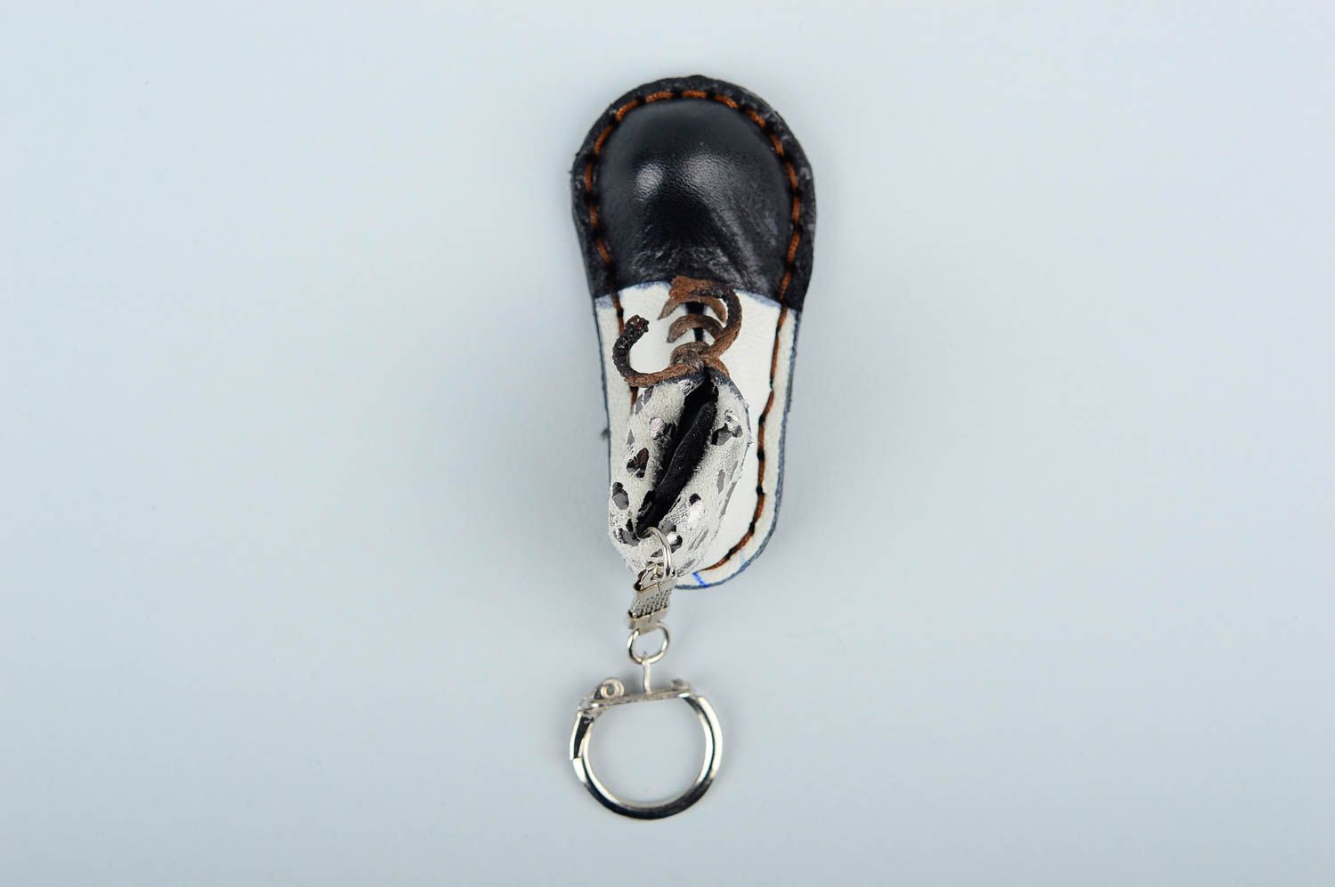 Брелок ручной работы брелок на ключи черно белый кожаный брелок авторский фото 4