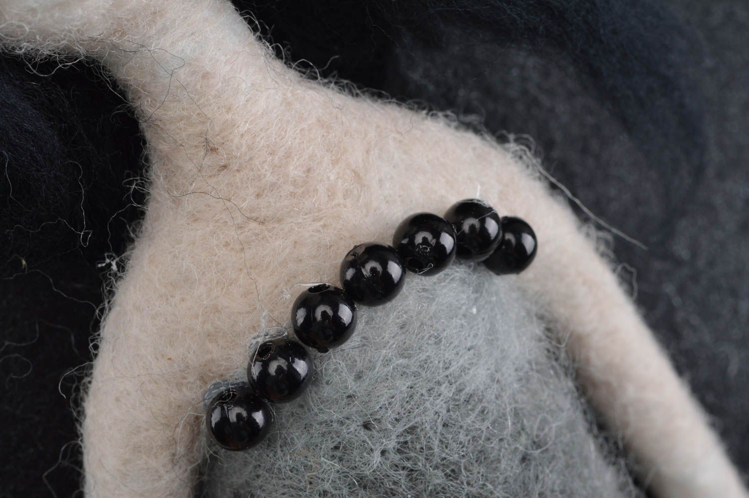 Poupée en laine feutrée faite main ange noir décorative de design écologique photo 4