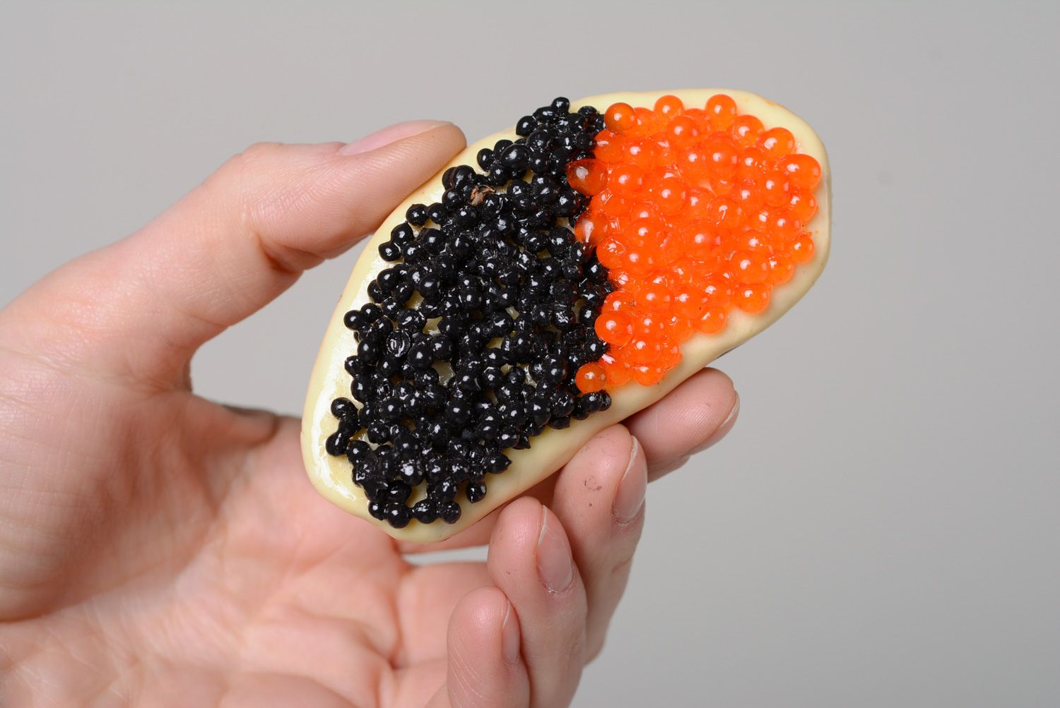 Imán de nevera artesanal con forma de bocadillo con caviar de arcilla polimérica foto 5
