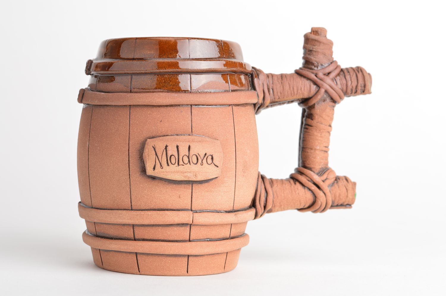 Jarra de cerveza de cerámica con forma de barril hecha a mano con esmalte  foto 2