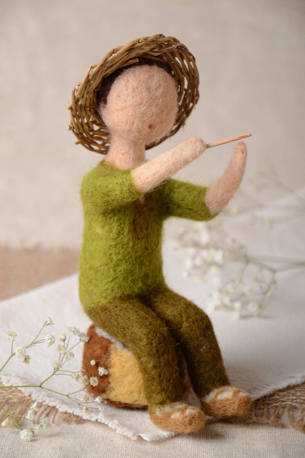 Jouet en laine fait main Poupée décorative Cadeau pour enfant Garçon avec flûte photo 1