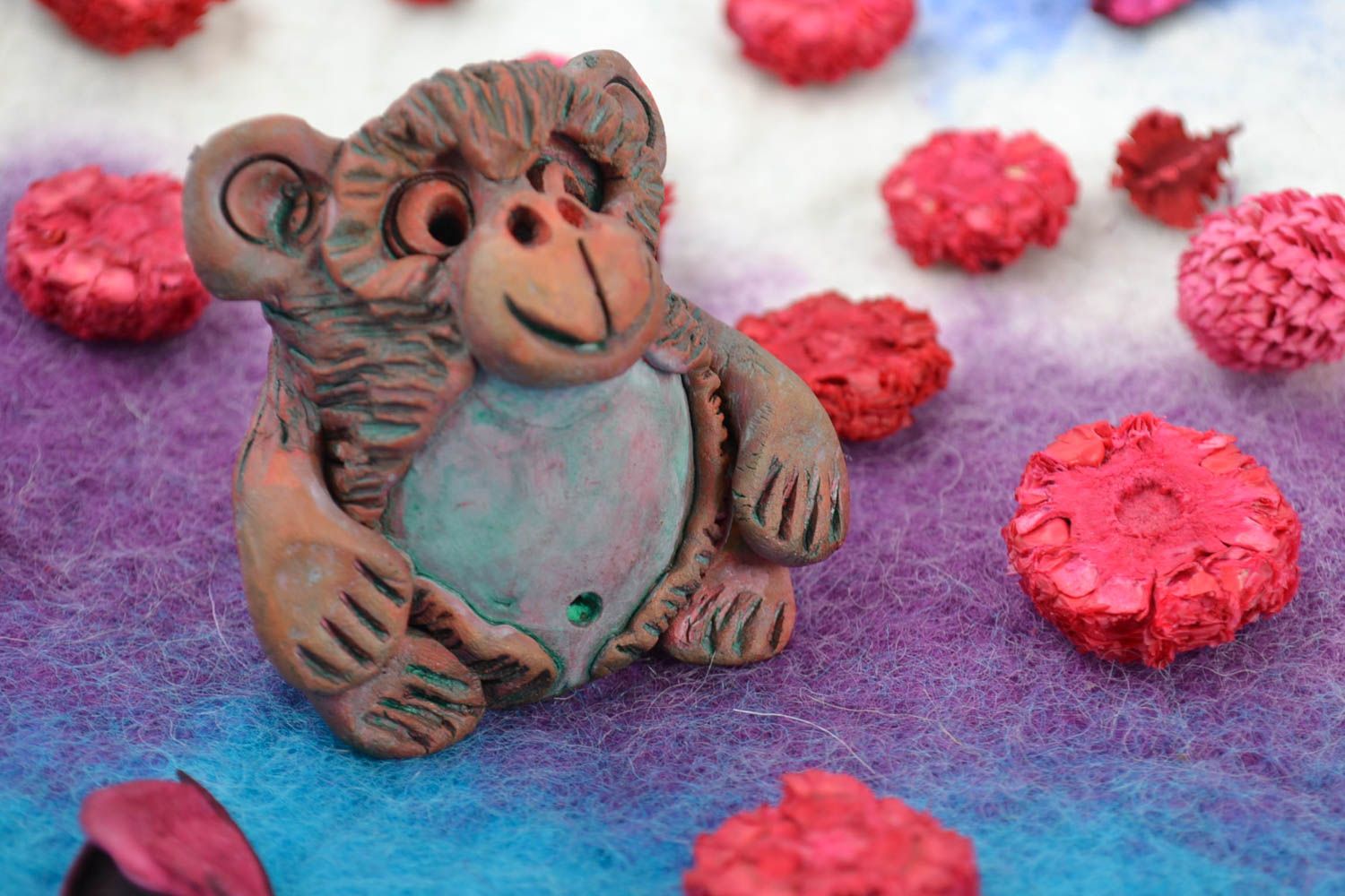 Figurilla cerámica artesanal modelada a mano con forma de mono de arcilla roja  foto 1