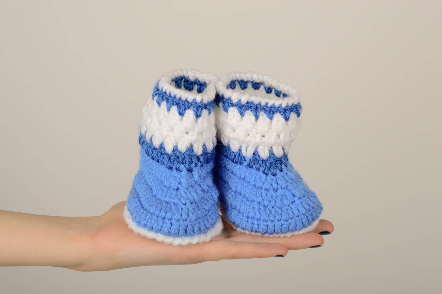 Blaue handgefertigte Schuhe Geschenke für Kleinkinder gehäkelte Babyschuhe foto 2