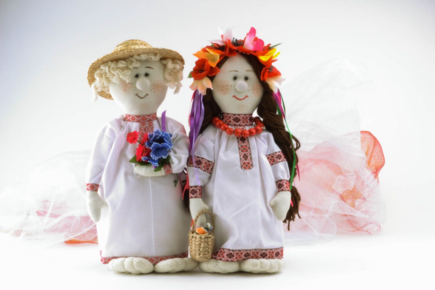 Jouet artisanal, deux poupées en vêtement traditionnel ukrainien   photo 1